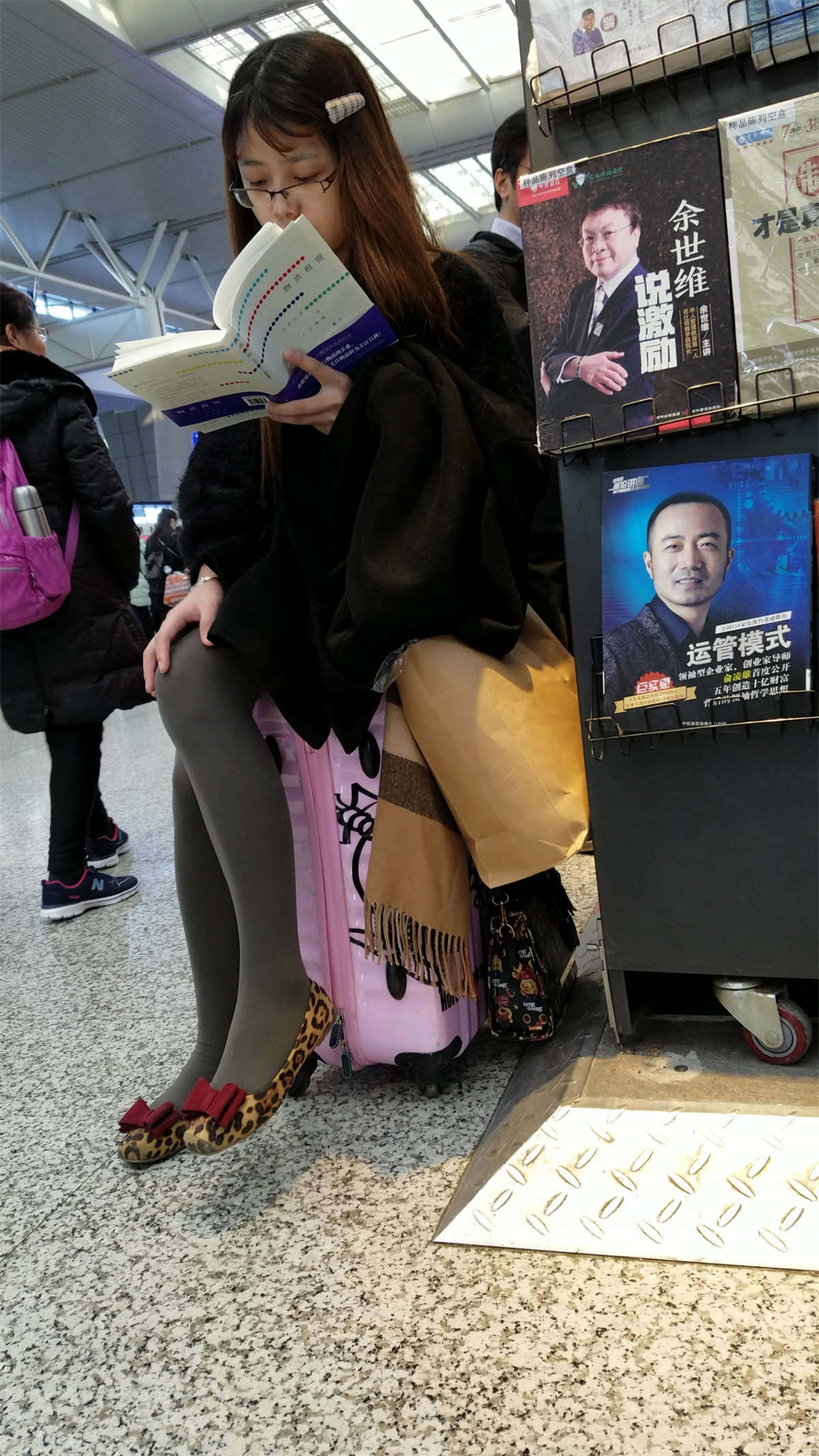 图片[2]-[4K高清视频]车站候车看书的豹纹高跟灰色丝袜美腿妹子-日更街拍