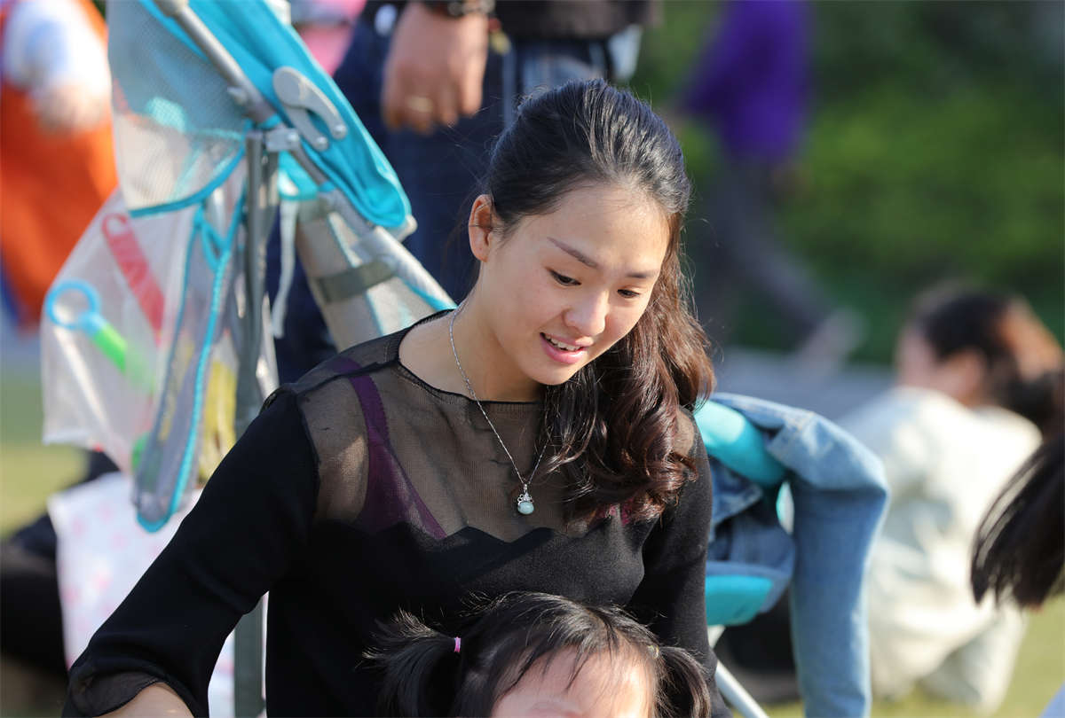 图片[2]-踏青公园街拍系列No.1546 青春美少妇牛仔短裙配长丝，活力健美性感 第1套-日更街拍