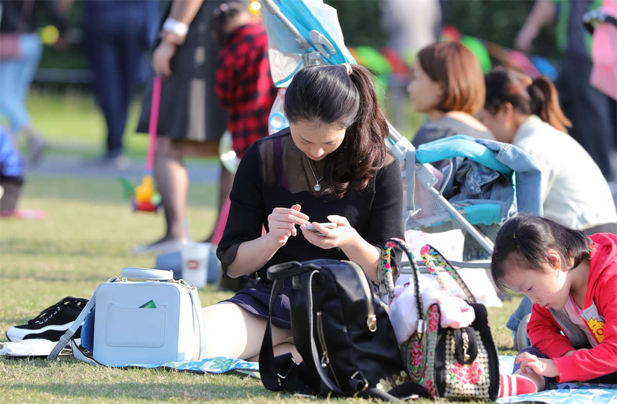 踏青公园街拍系列No.1546 青春美少妇牛仔短裙配长丝，活力健美性感 第1套-日更街拍