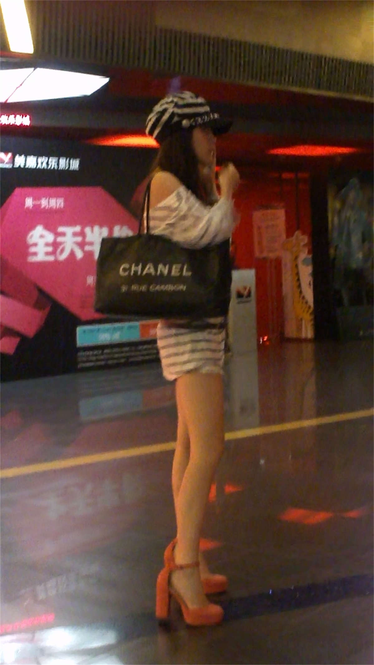 图片[2]-超短裤美腿高跟正妹-日更街拍