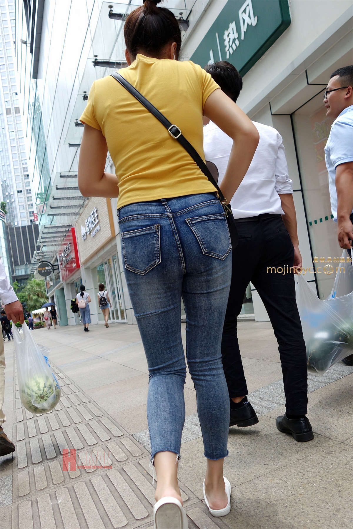 肉搏篇——紧身蓝牛街拍-日更街拍