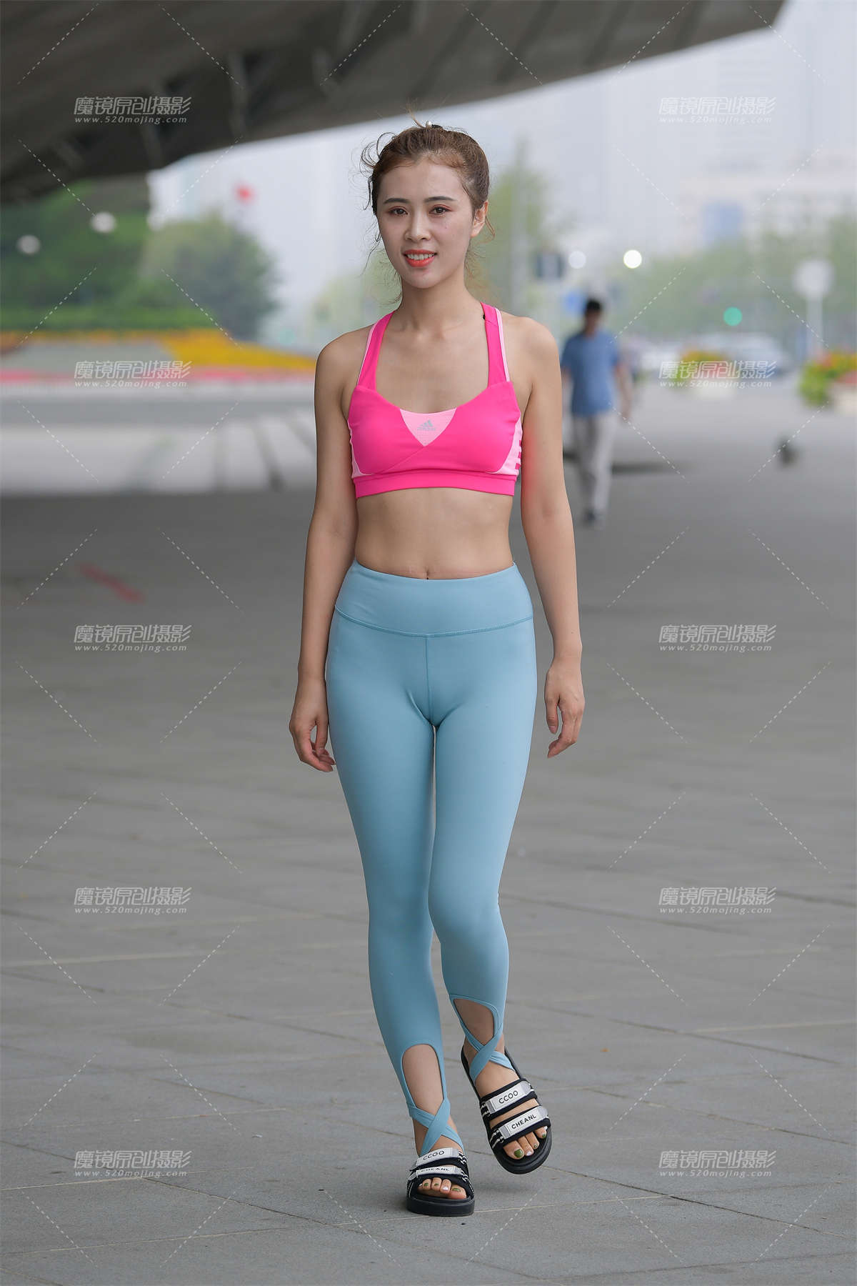 【街拍之魂赛帖】这样的紧身美女你喜欢吗-日更街拍