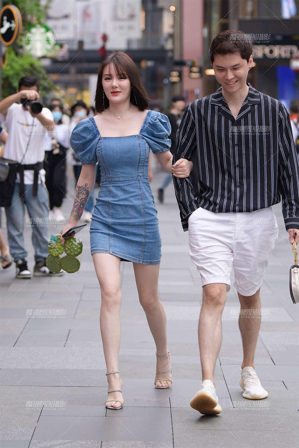 牛仔连衣裙美腿女友-日更街拍