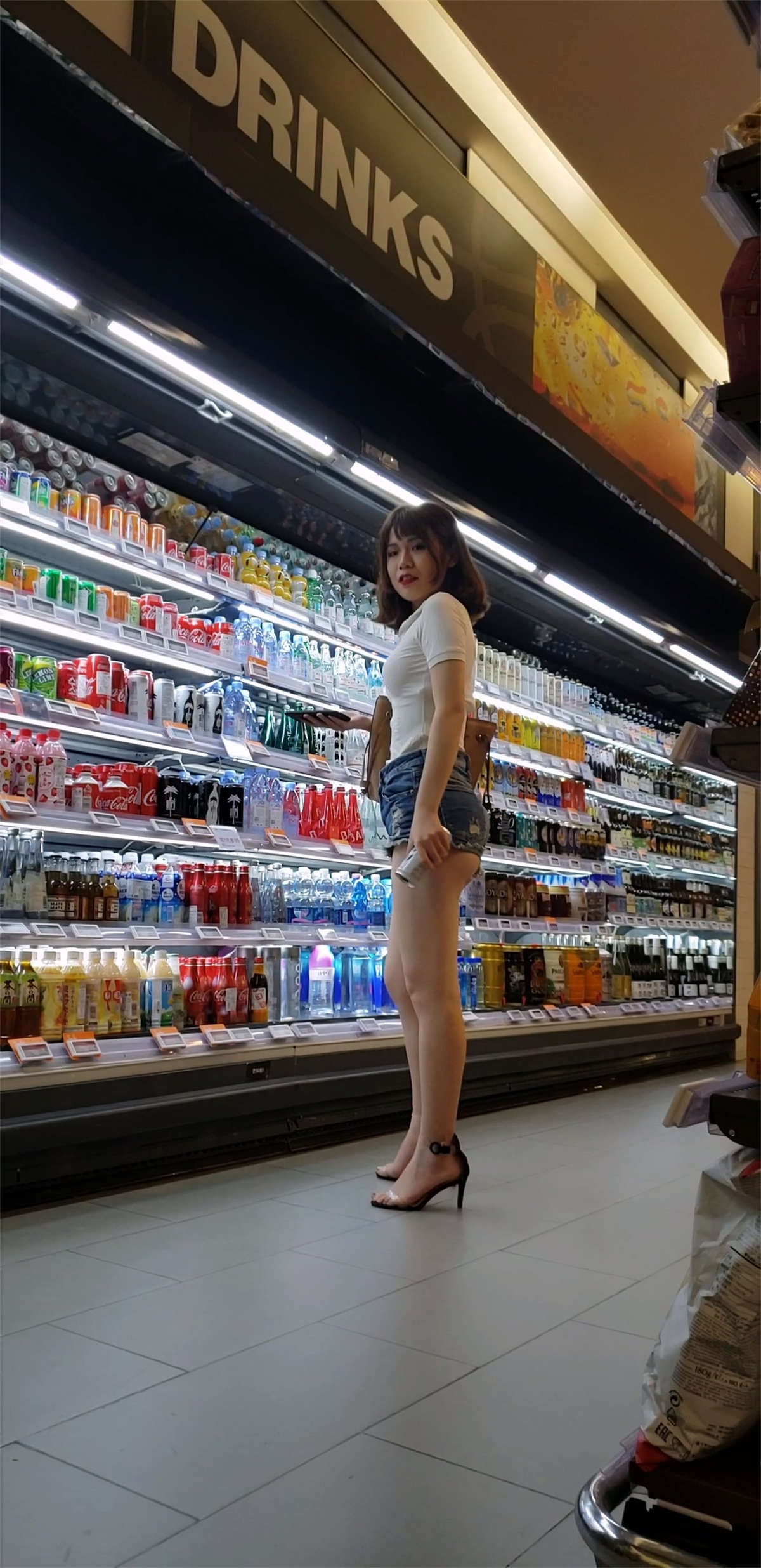 高腰热裤月牙臀-日更街拍