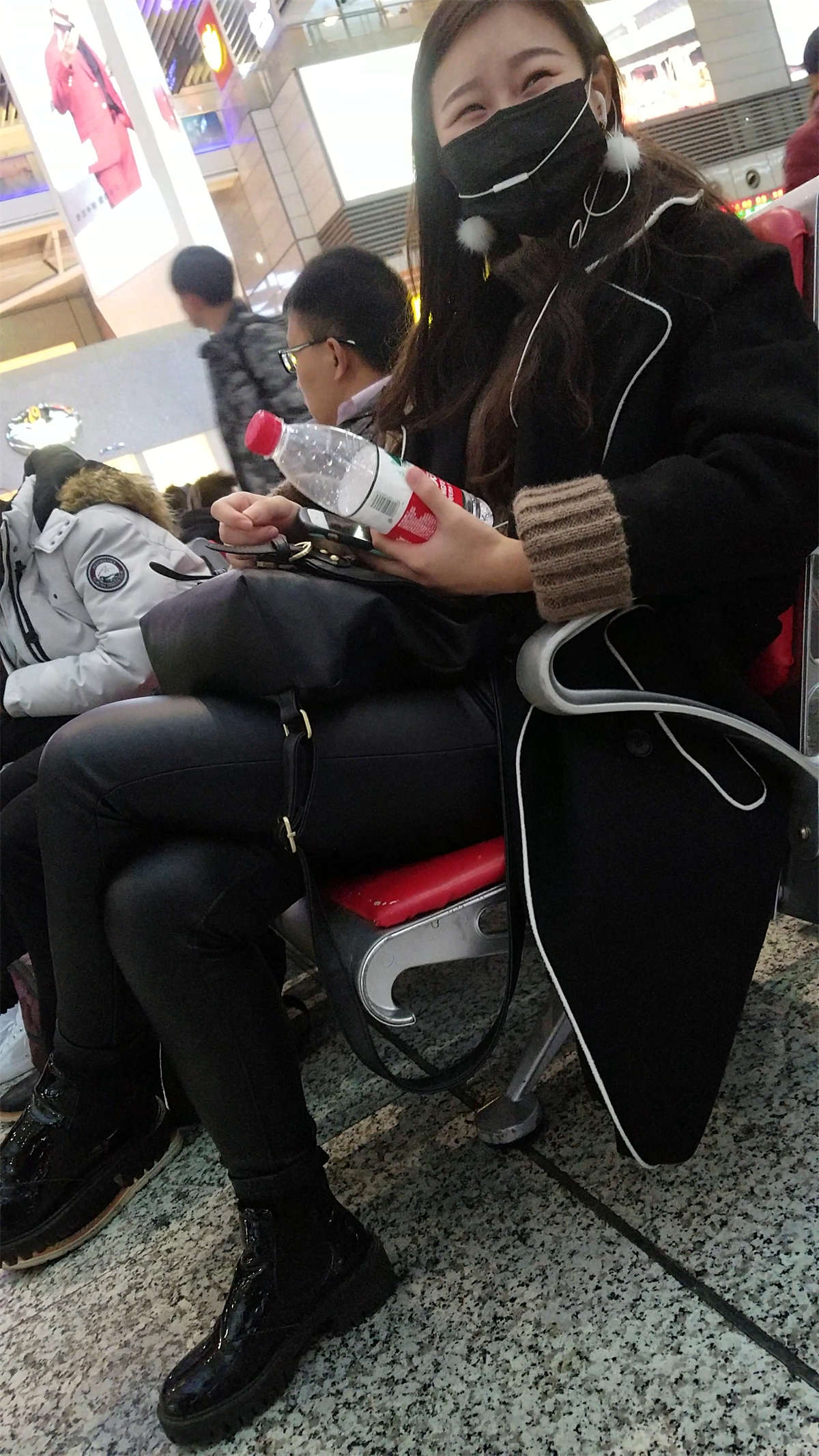 图片[2]-[4K高清视频]车站拍摄黑色紧身皮裤口罩妹子-日更街拍