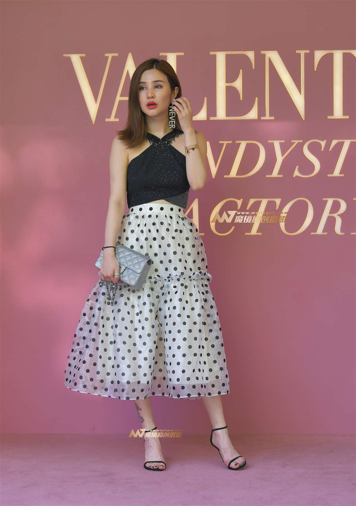 买包美女迷人自恋-日更街拍