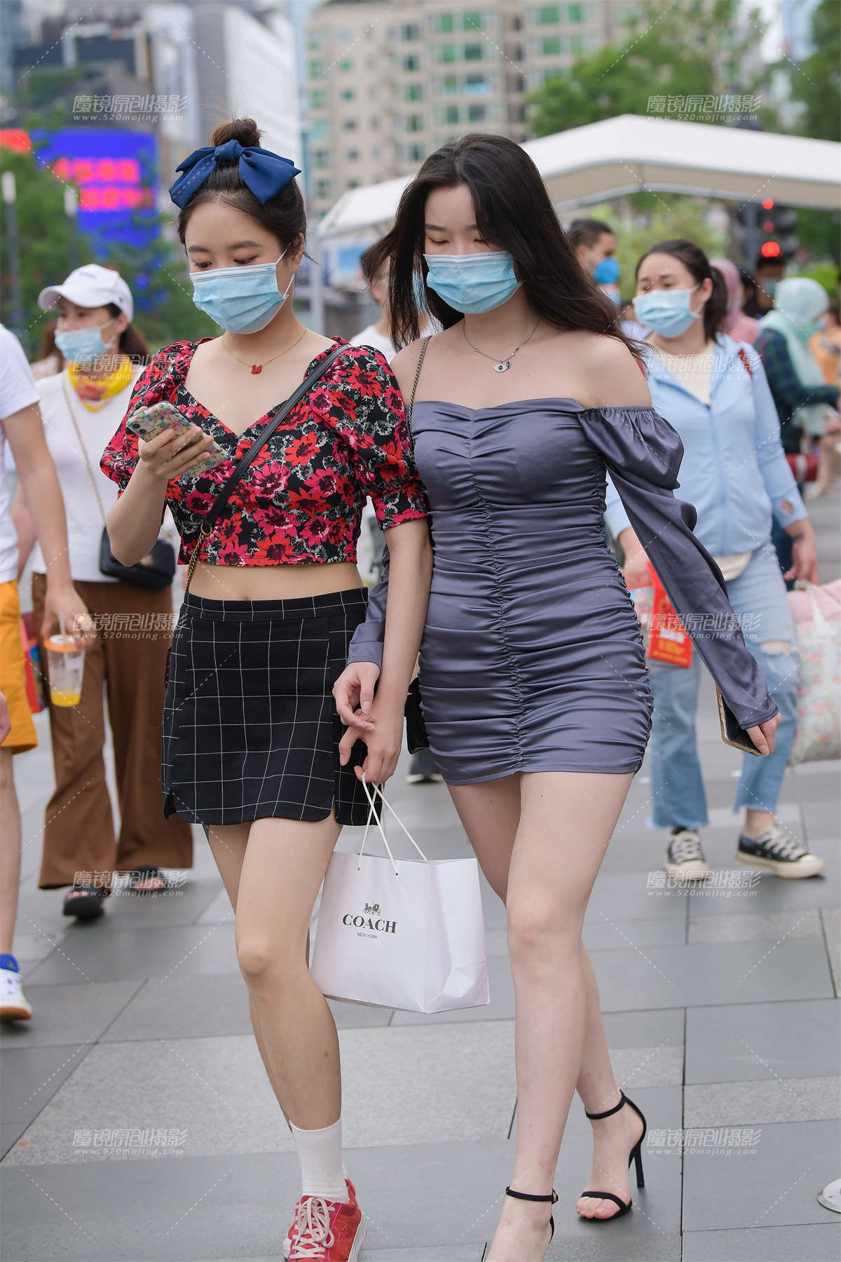 一字肩包臀裙美眉-日更街拍
