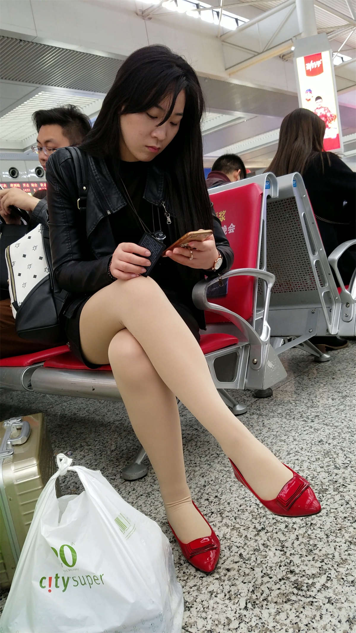 [4K高清视频]高铁站拍摄肉色丝袜红谢美腿长发少妇-日更街拍