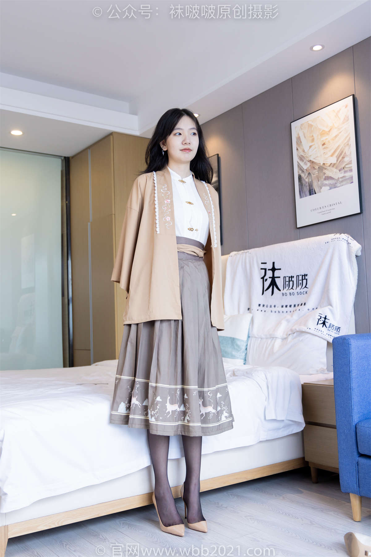 袜啵啵 No.387 小甜豆-两双高跟鞋、黑丝（脚尖微加固款）、肉丝（脚尖微加固款）花絮版-日更街拍