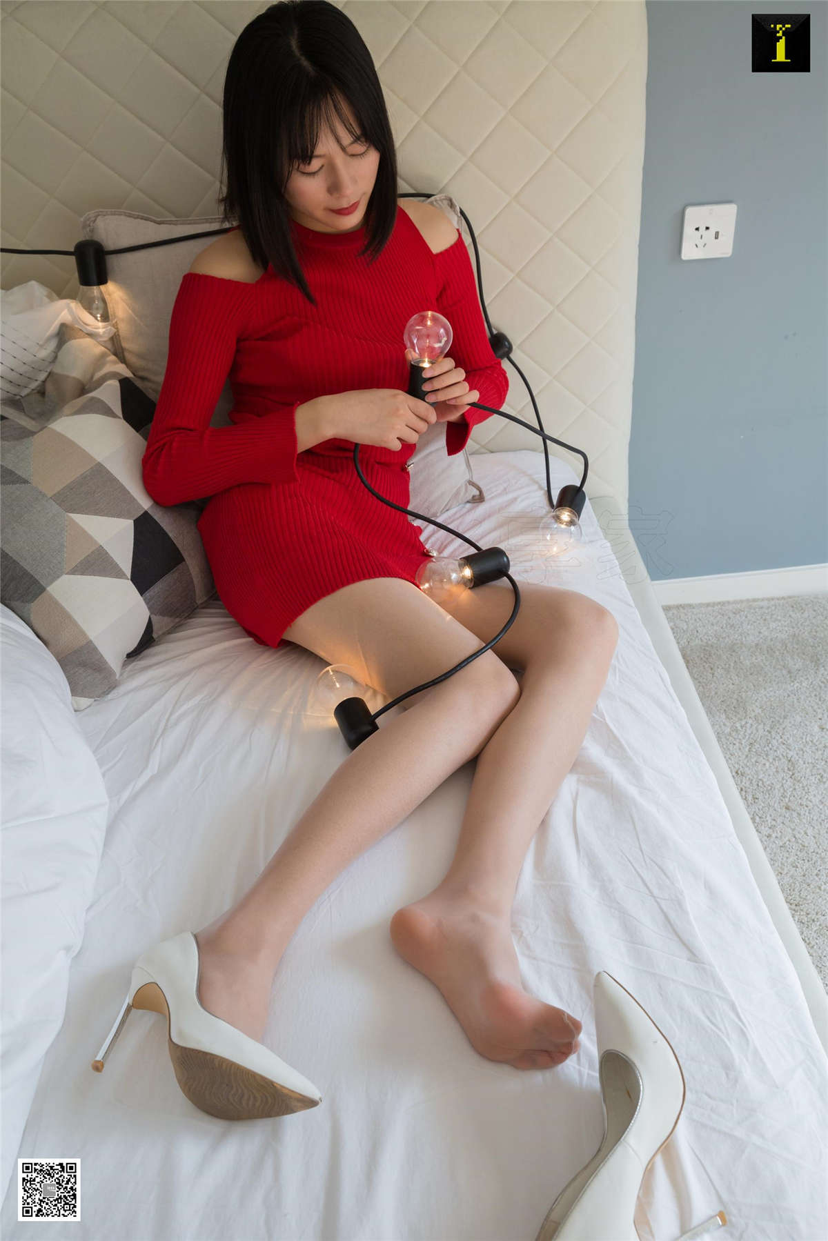 IESS异思趣向 丝享家699期：小小 红色开衩的秘密-日更街拍