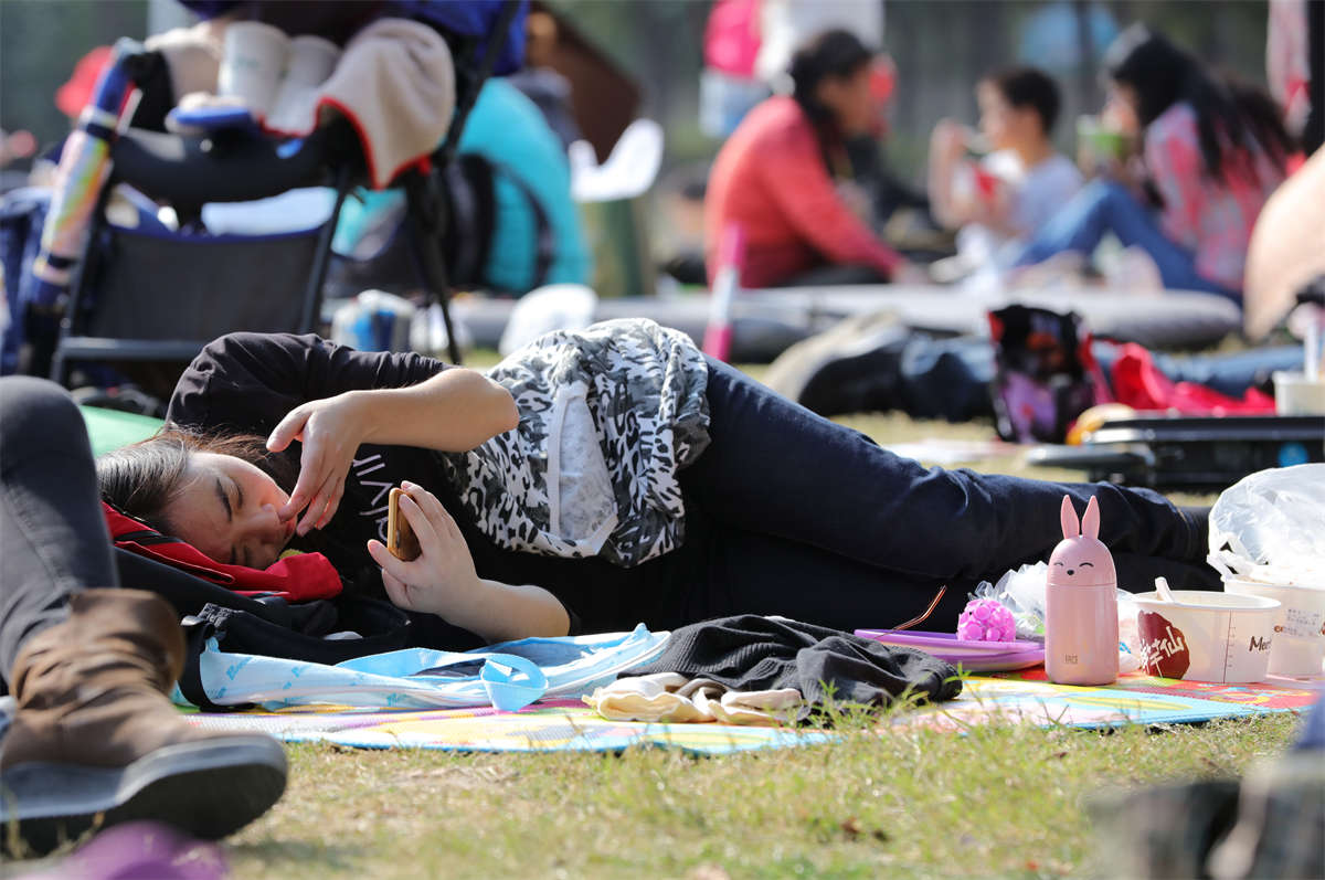 图片[2]-踏青公园街拍系列No.1548 黑丝肉丝混搭送新春祝福，丝足也有福利-日更街拍