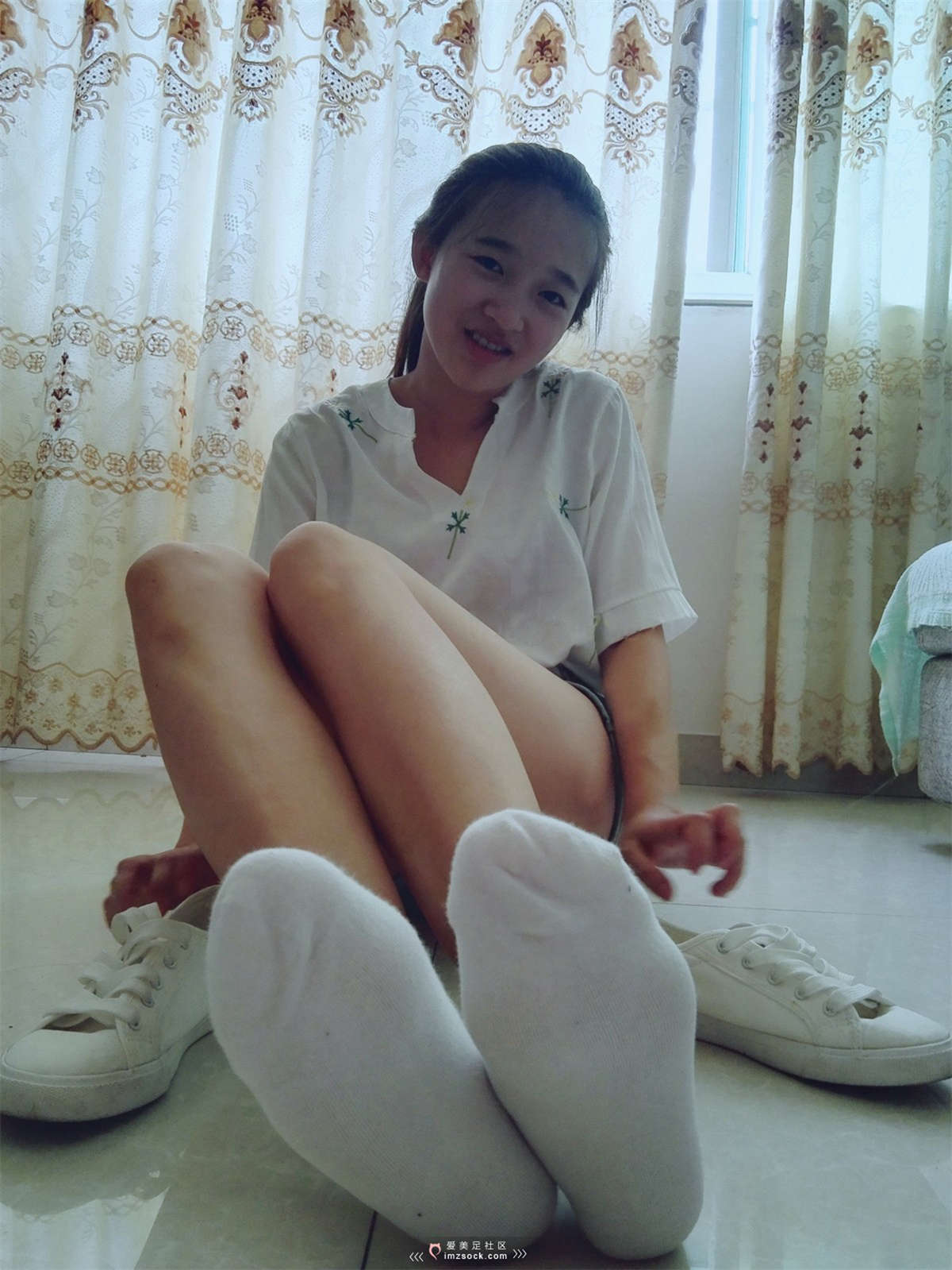 图片[2]-MZSOCK-2018 No.208 小女生小白鞋+白棉袜秀-日更街拍