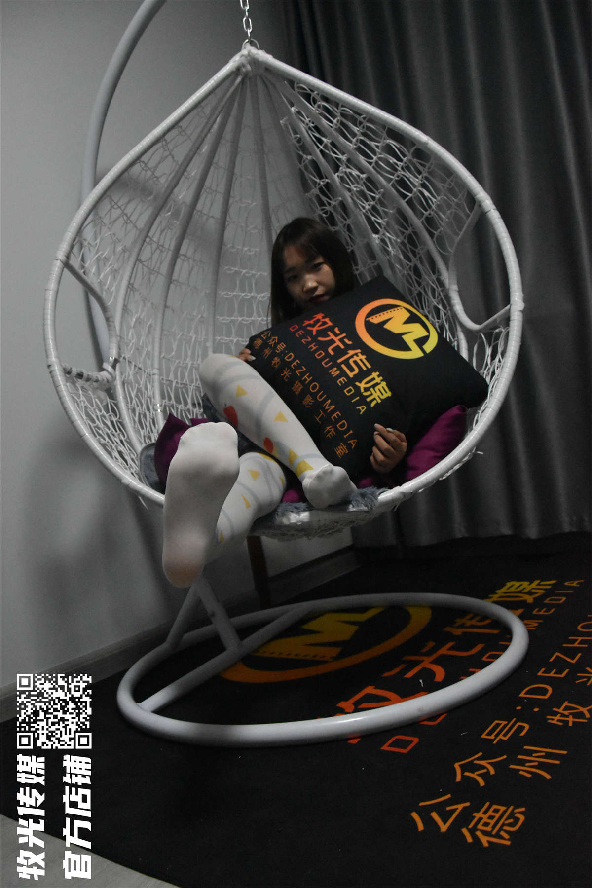牧光传媒 JK女孩 脏白丝 裸足踩蛋糕-日更街拍