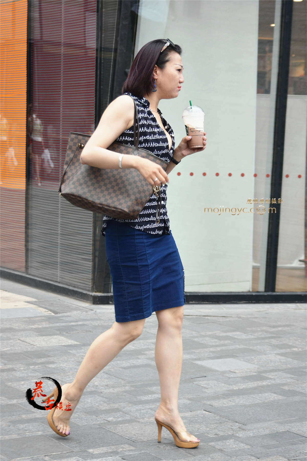 图片[2]-10-02 喝咖啡的美女-日更街拍
