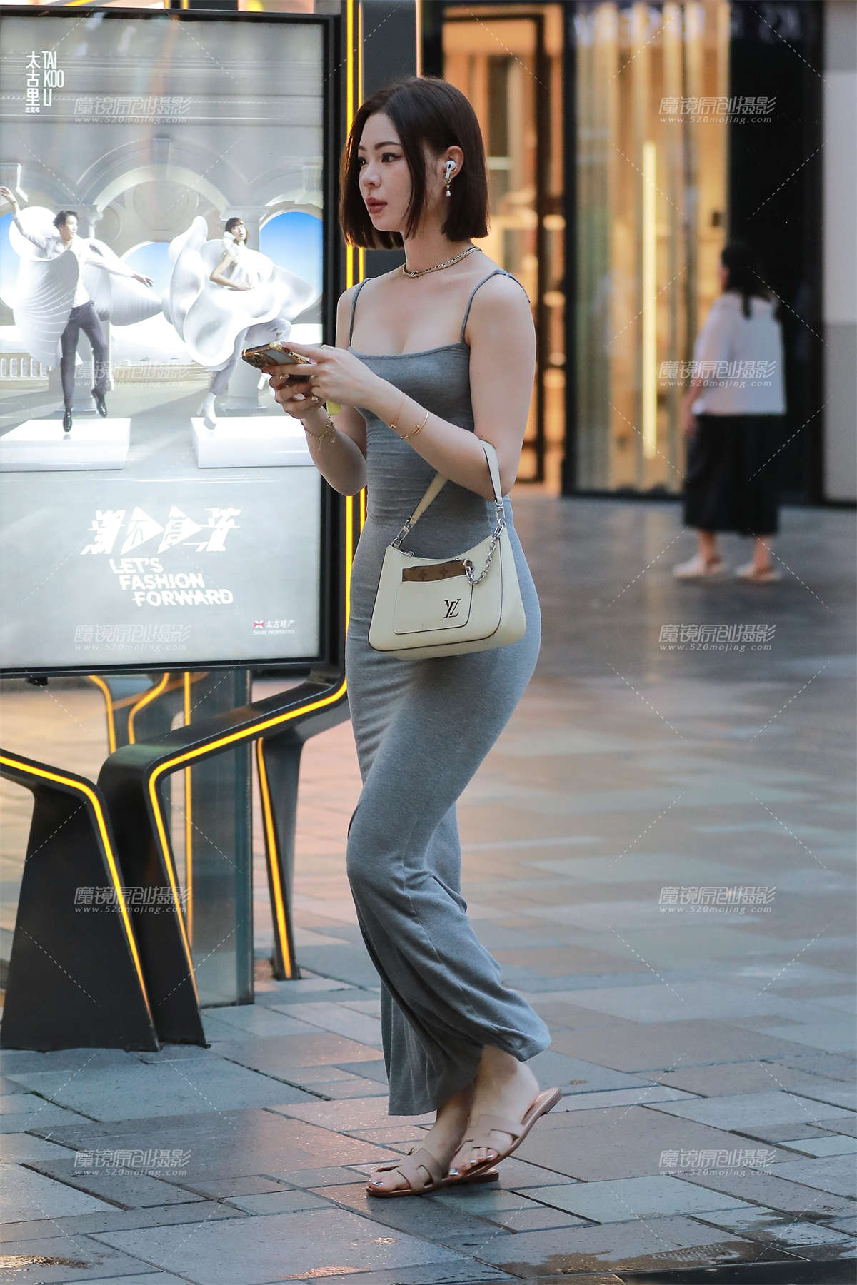 性感灰色紧身裙美女-日更街拍