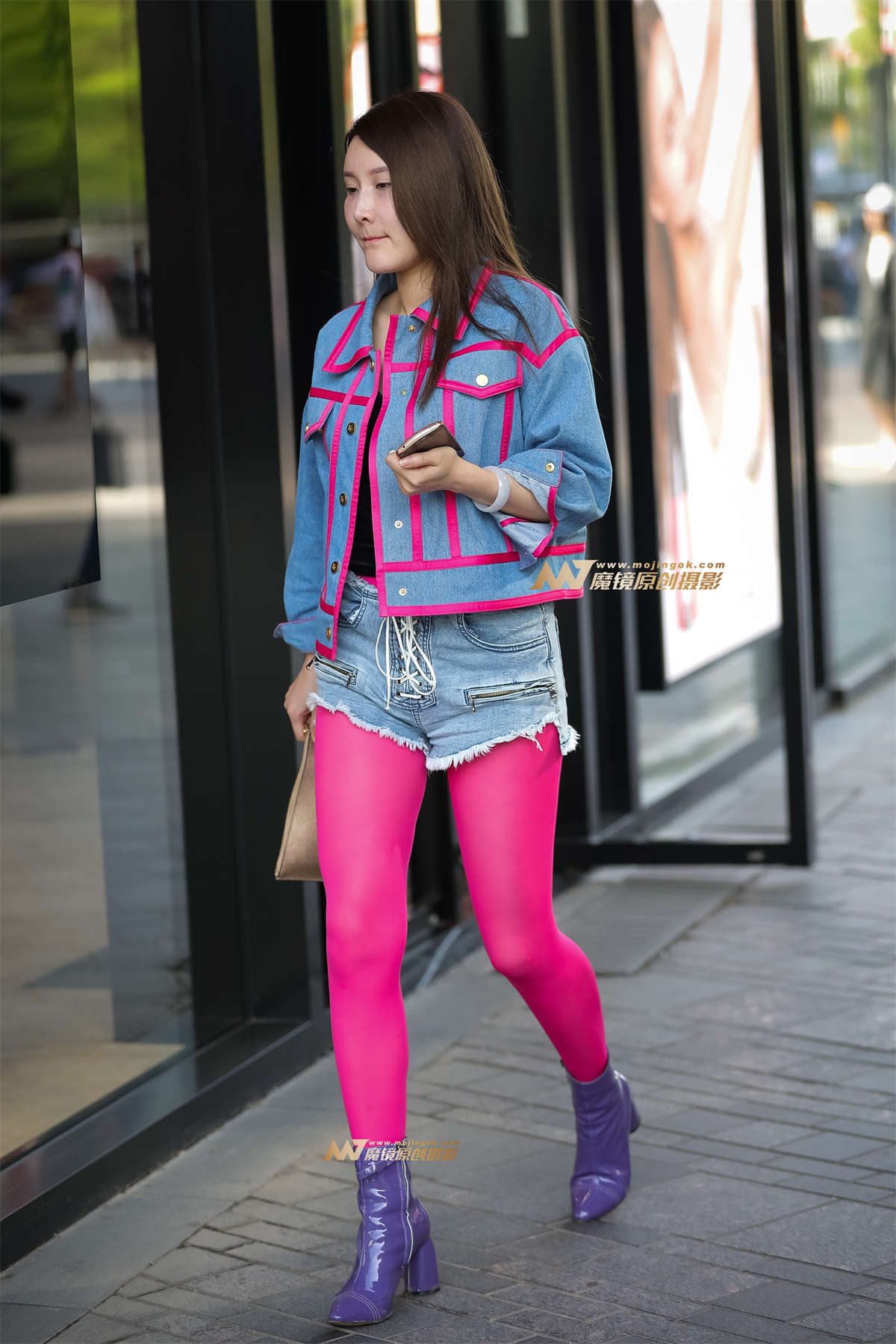 难得一遇 抢眼的丝袜美女-日更街拍