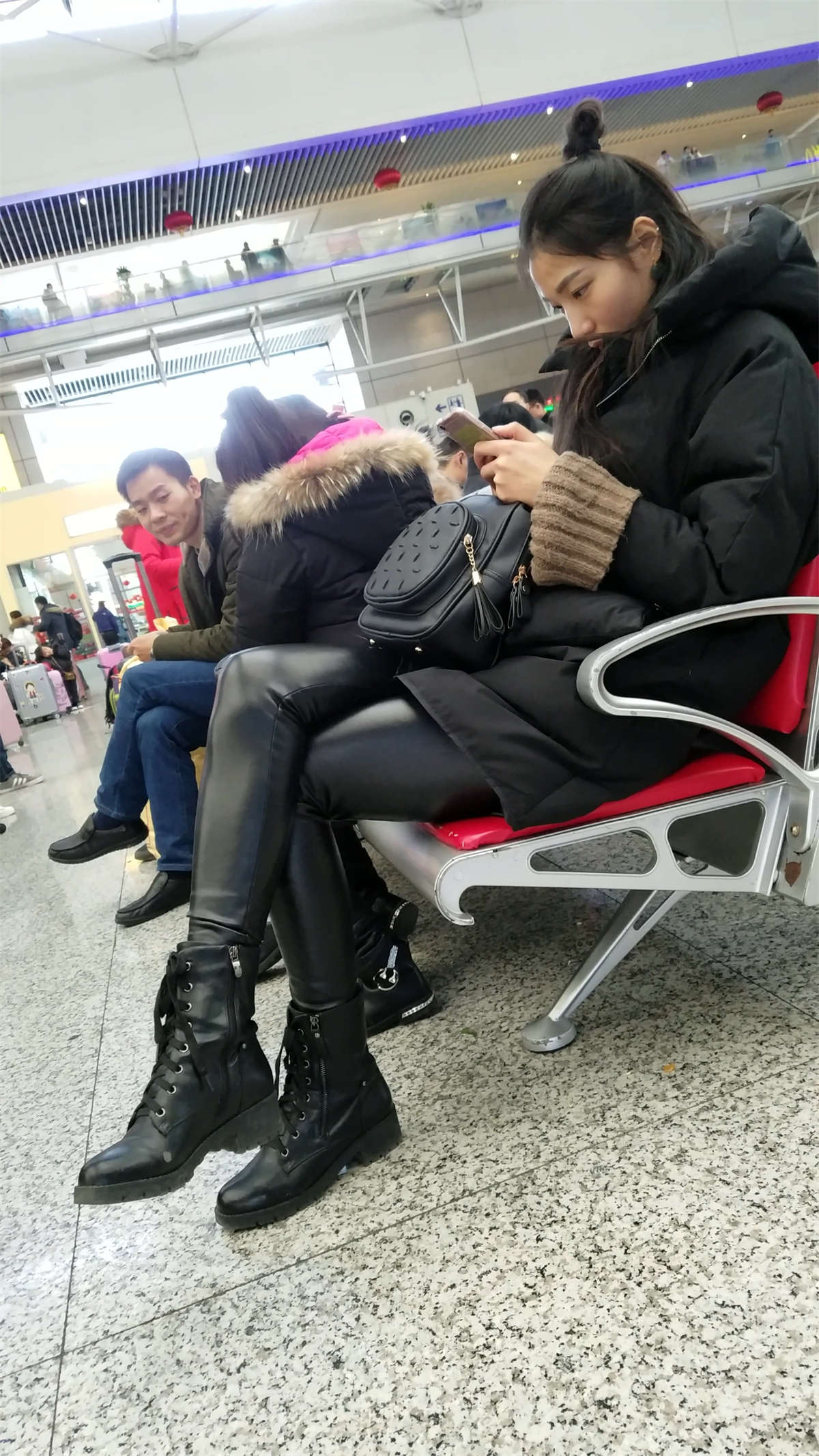 图片[2]-[4K高清视频]火车站候车的黑色紧身皮裤极品长腿清纯漂亮妹子-日更街拍