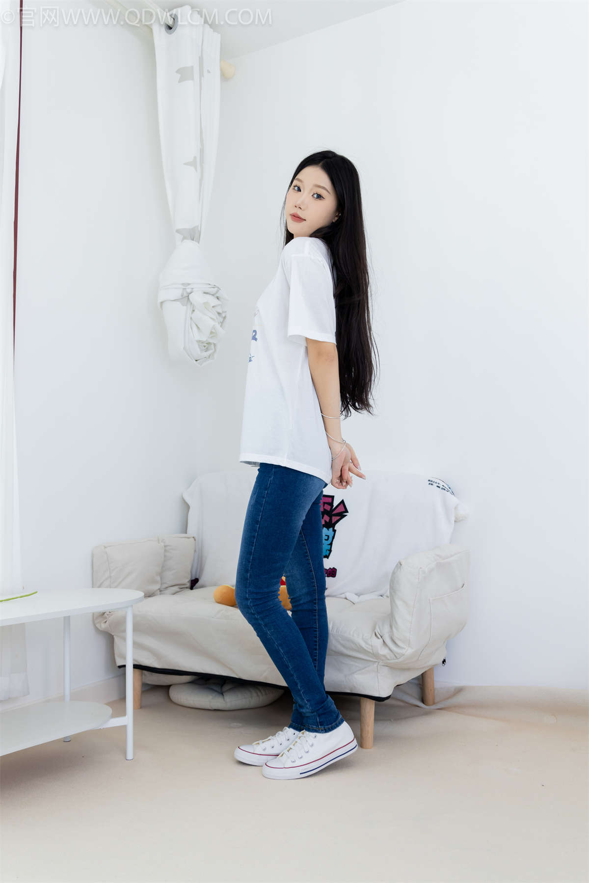 图片[2]-物恋传媒 NO.2329 小竹-帆布鞋、白船袜、肚子疼揉肚子剧情-日更街拍