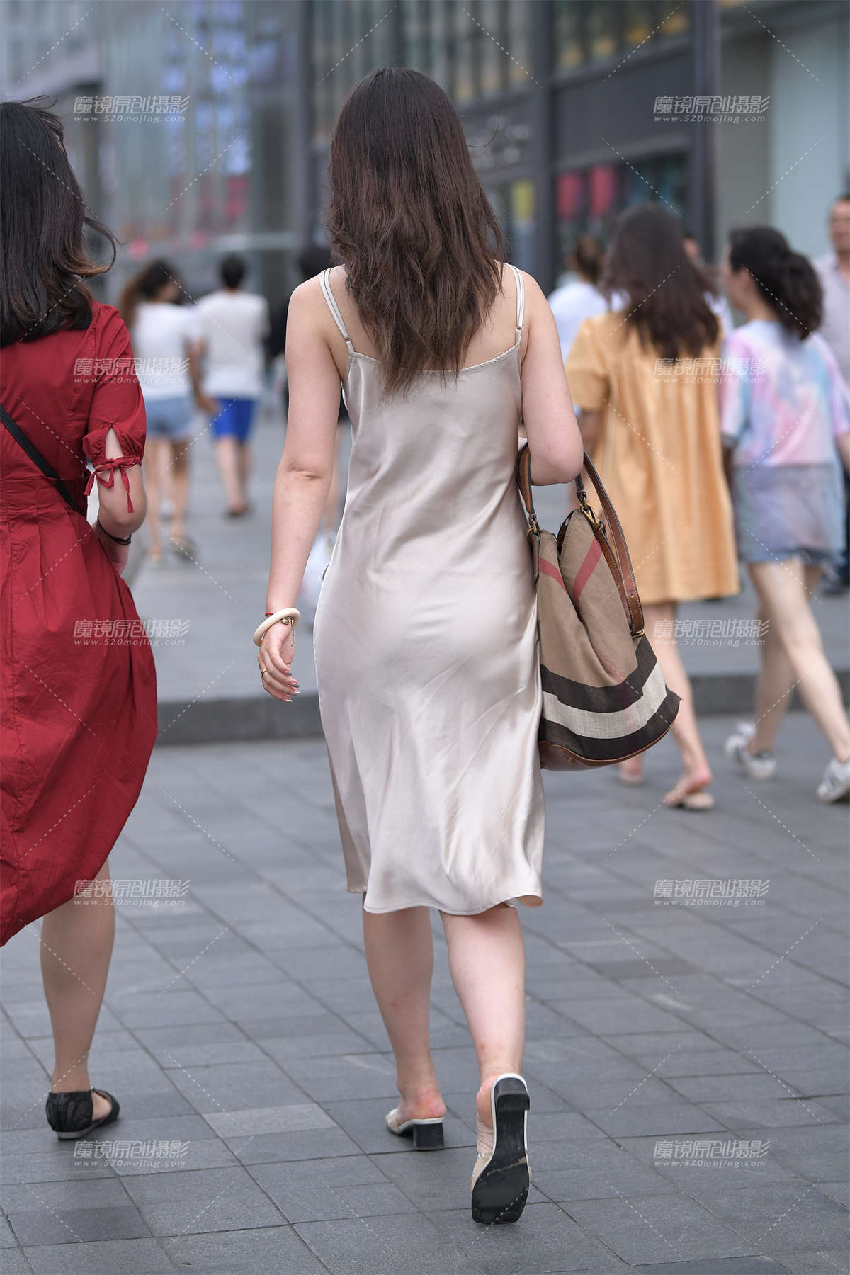 图片[2]-吊带裙小姐姐-日更街拍