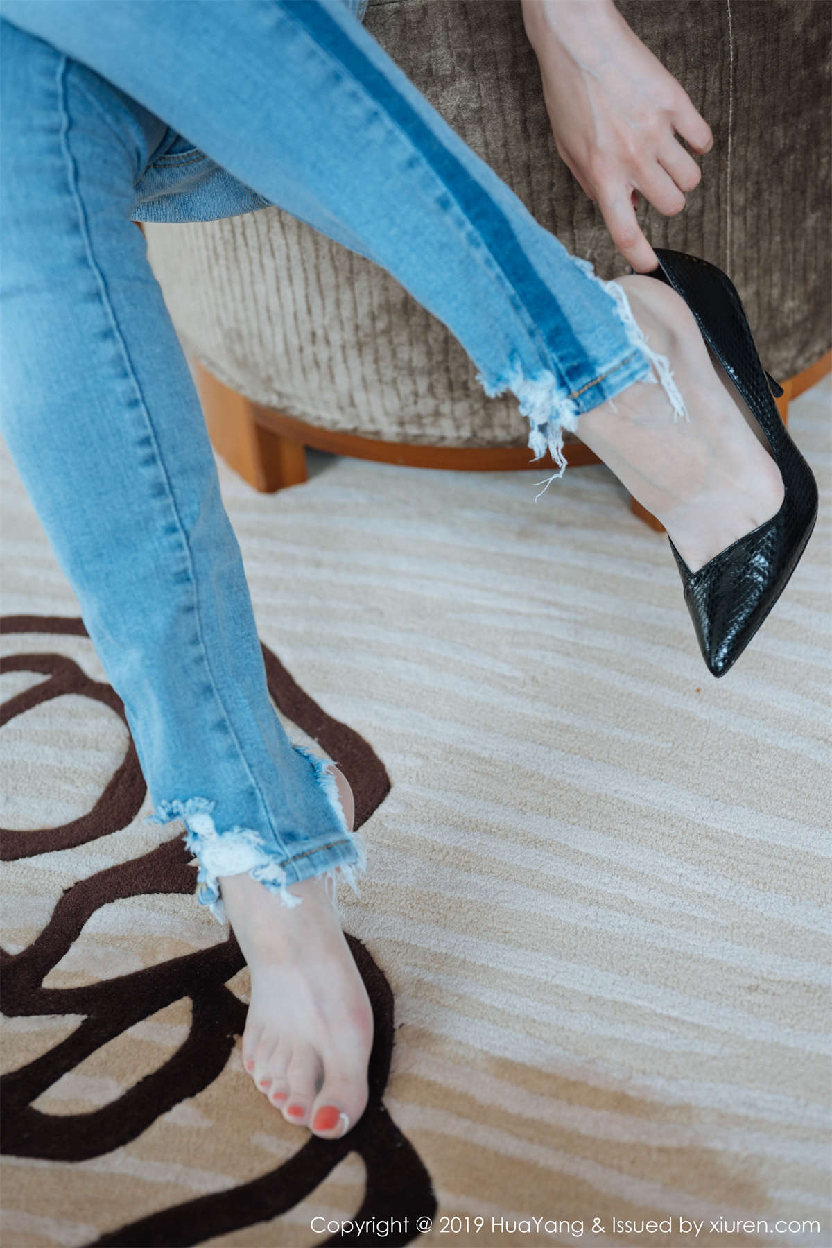 图片[2]-HuaYang花漾show 2019.10.17 VOL.178 牛仔裤尽显高挑翘臀完美身材 …-日更街拍