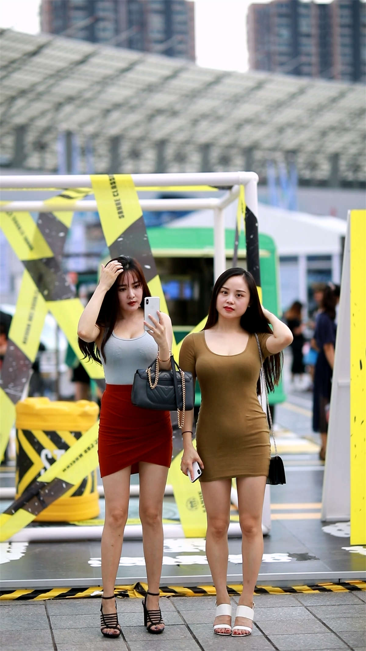 丰满美女姐妹-日更街拍