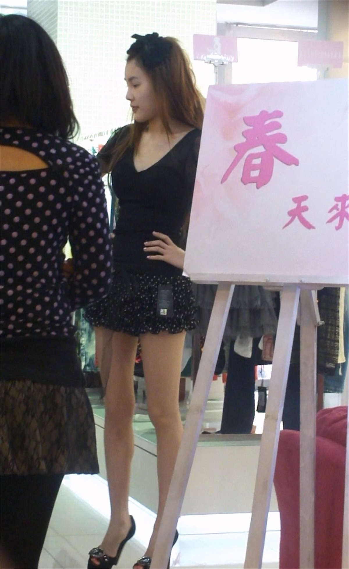 超短裙美眉的极品高跟美腿-日更街拍