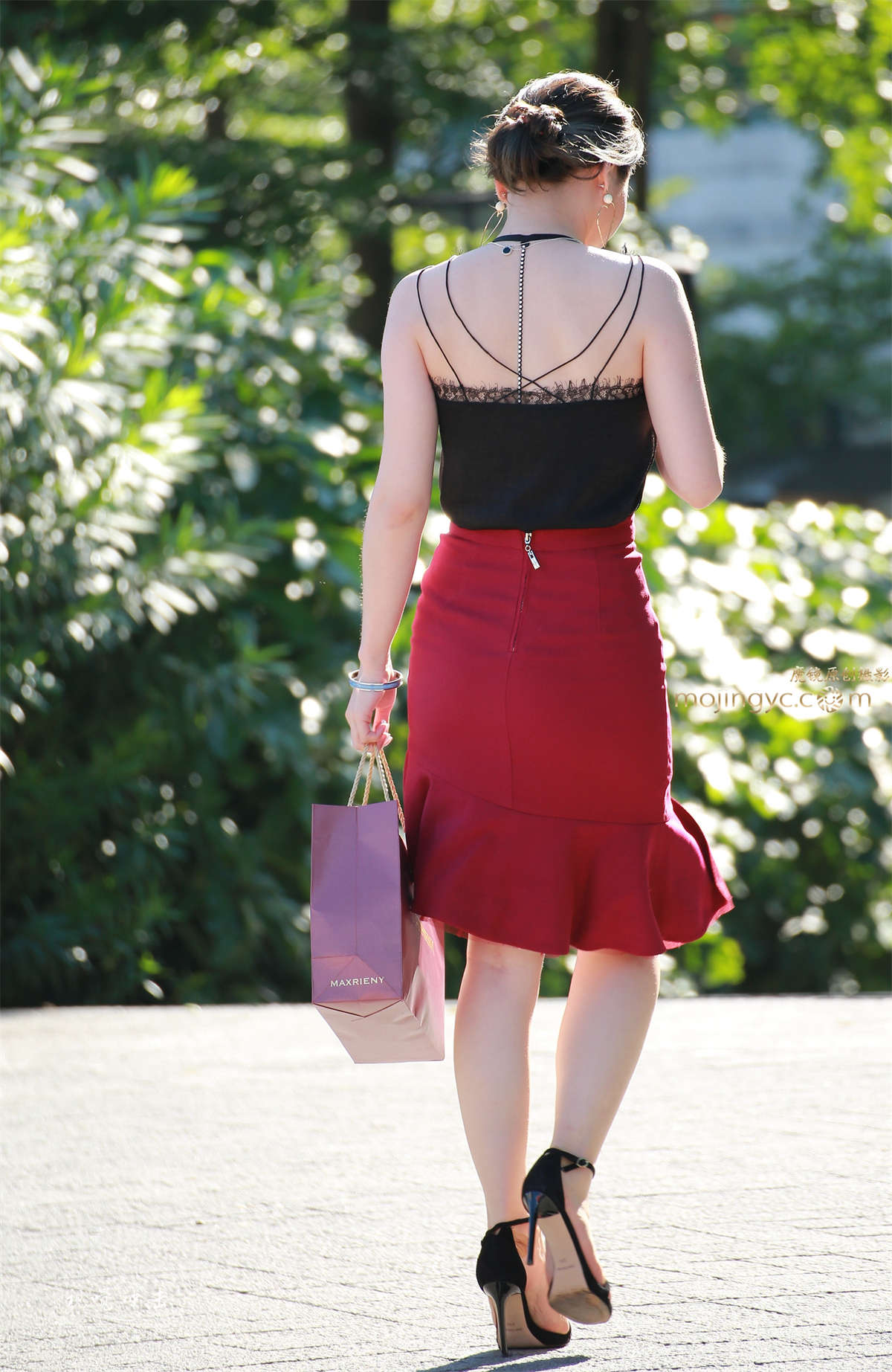 图片[2]-性感蕾丝 小吊带背心 凉高跟 美贵妇-日更街拍