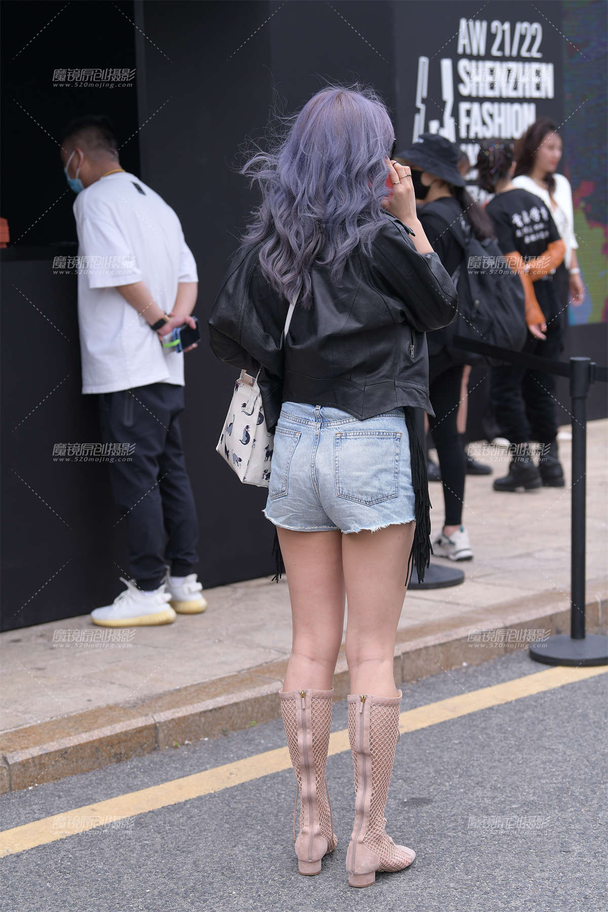 图片[2]-性感的热裤小姐姐-日更街拍