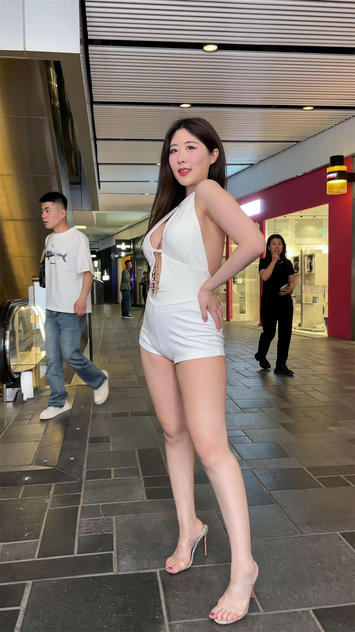 图片[2]-白色连体热裤女神（视频版）-日更街拍