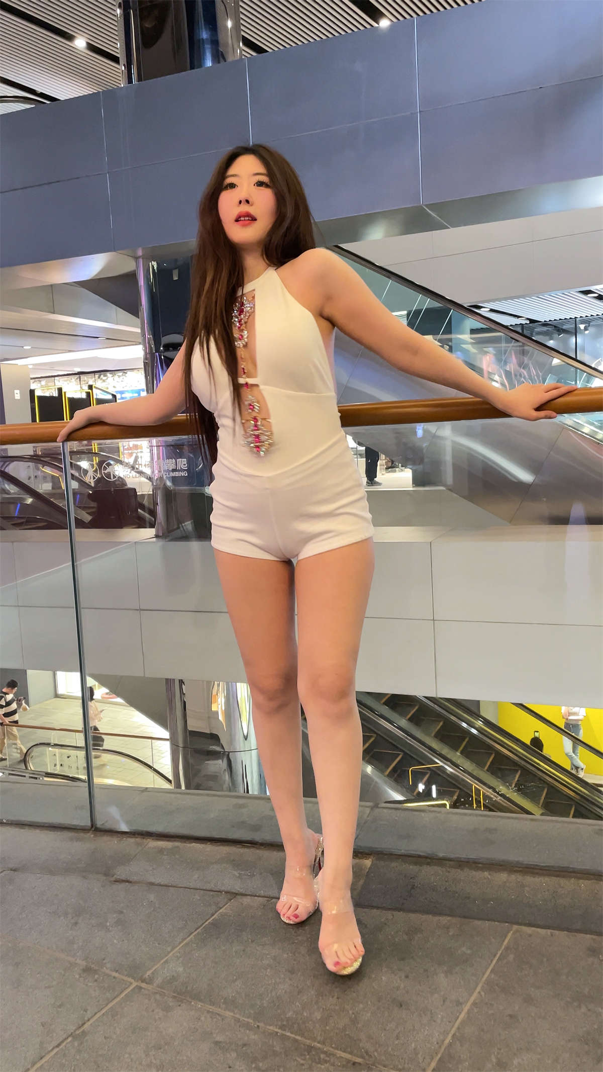 白色连体热裤女神（视频版）-日更街拍