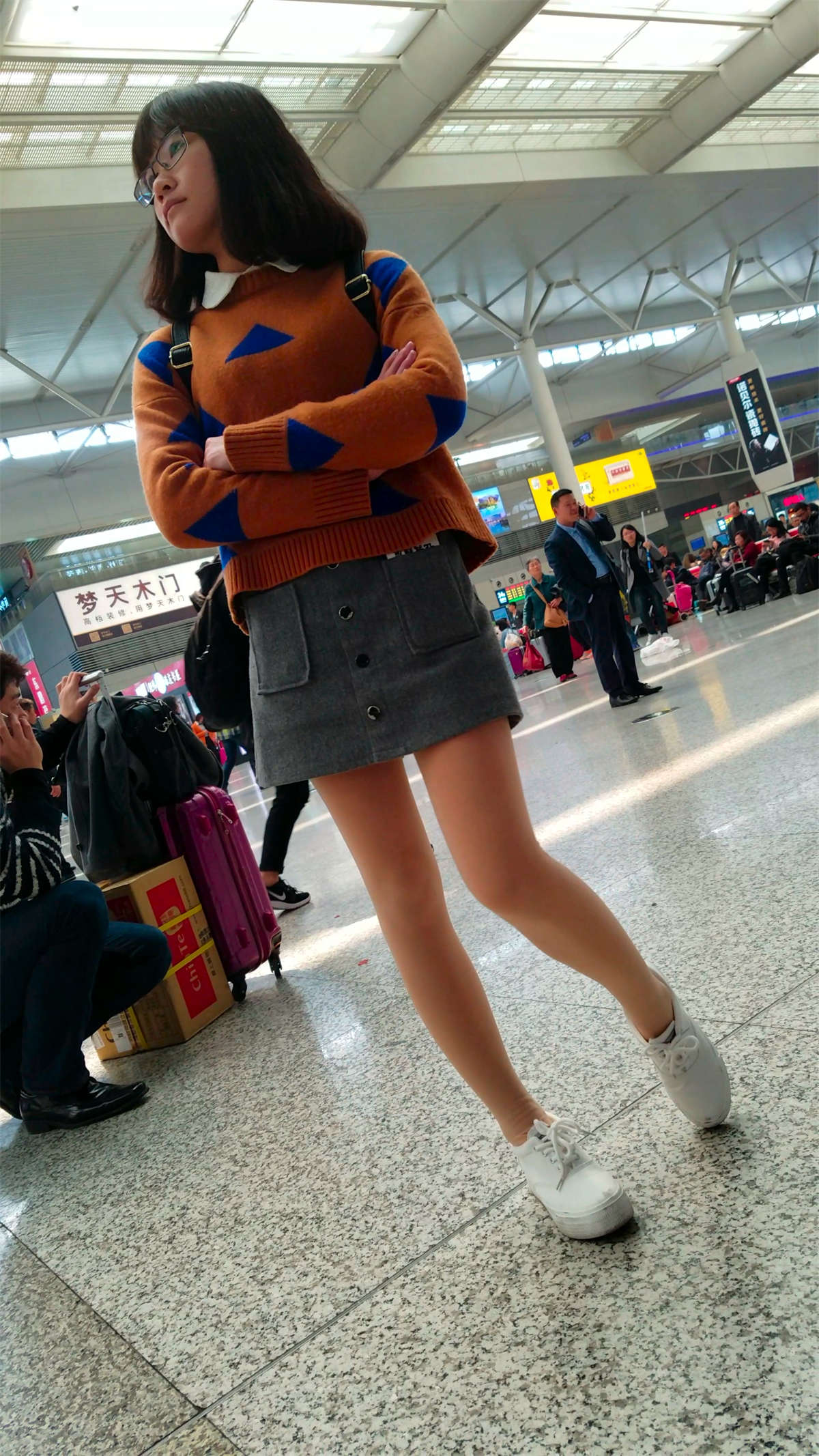 图片[2]-[4K高清视频]排队购票的灰色短裤肉色丝袜短发美眉-日更街拍