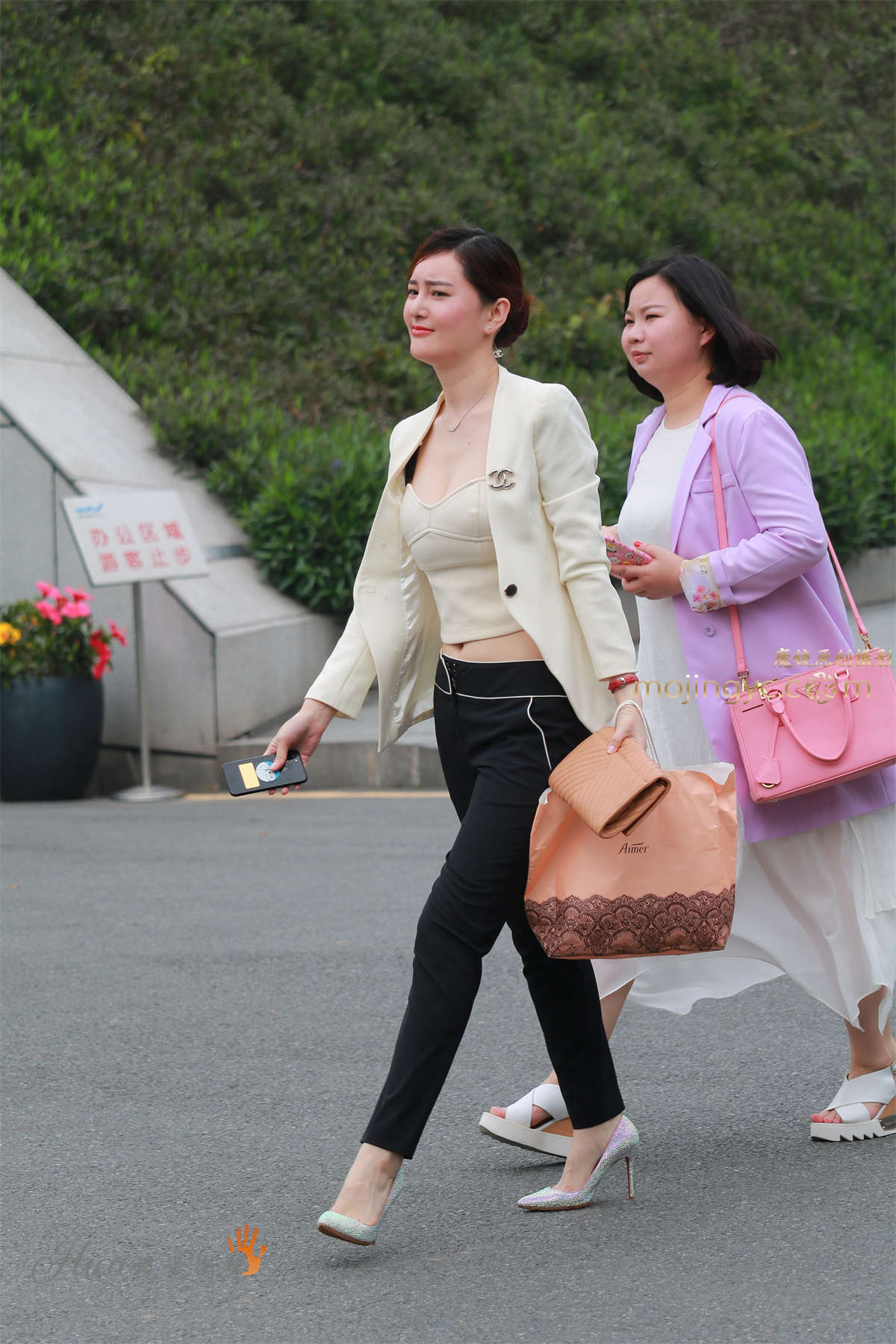 图片[2]-低胸+气质+身材高挑貌美少妇-日更街拍