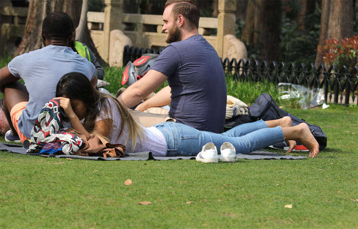 图片[2]-踏青公园街拍系列No.1550 长发美女反翘双足，老远就能看出这是一对好脚-日更街拍