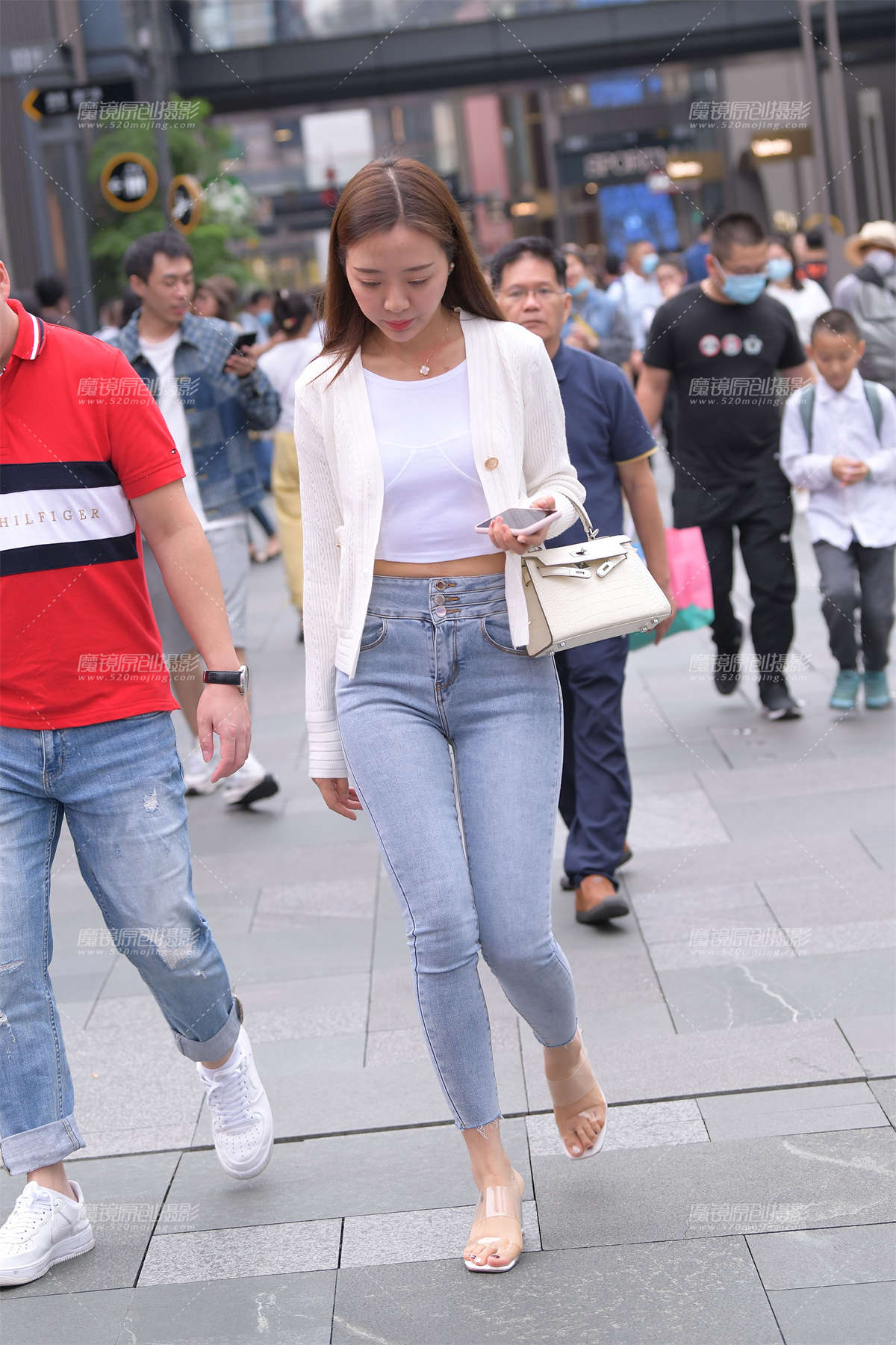 TA就爱穿紧牛，身材真好-日更街拍