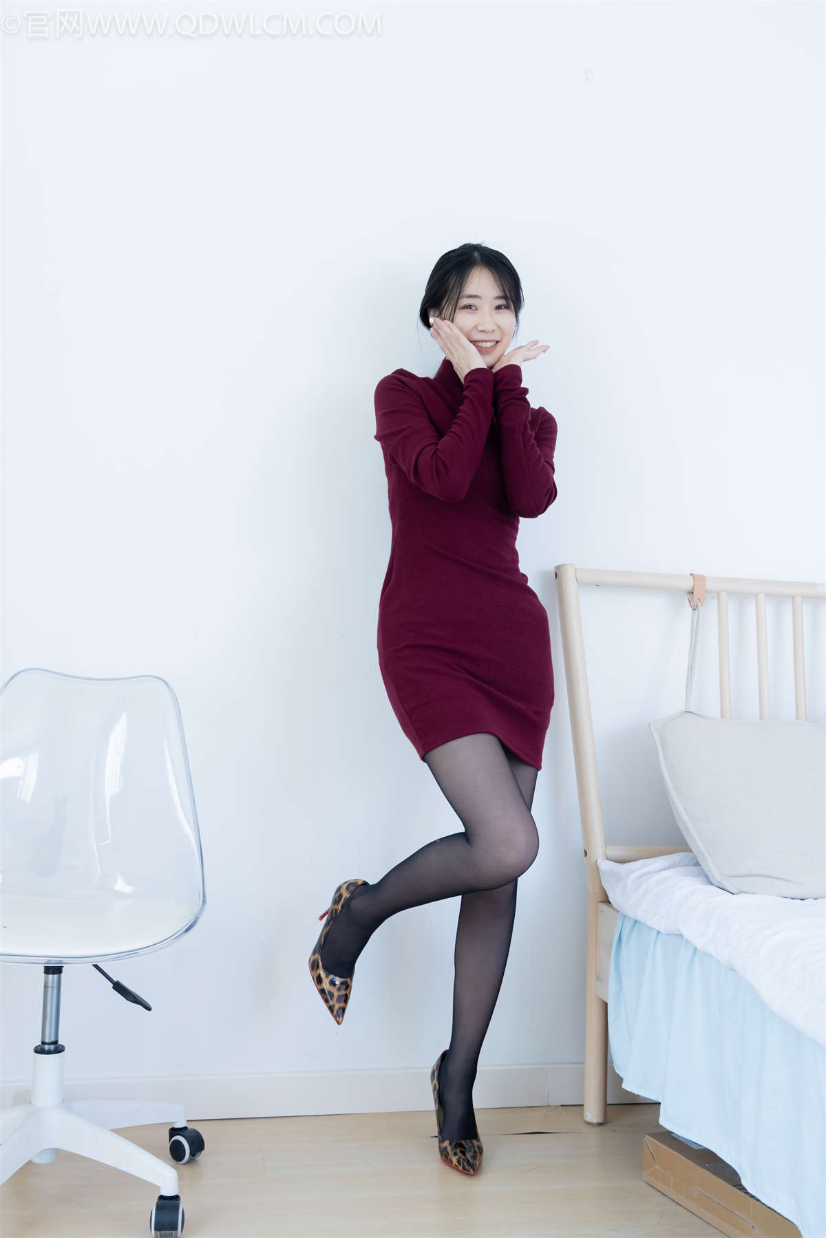 图片[2]-物恋传媒 NO.2331 菜菜-高跟鞋、薄黑丝（脚尖加固款）、裸足、睡醒洗脚后涂抹婴儿油，草莓和酸奶摆盘剧情-日更街拍