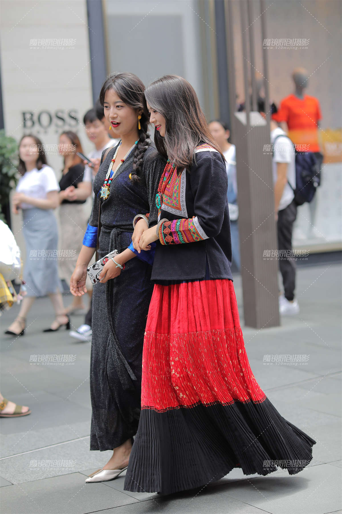 两个漂亮的新疆女孩儿-日更街拍