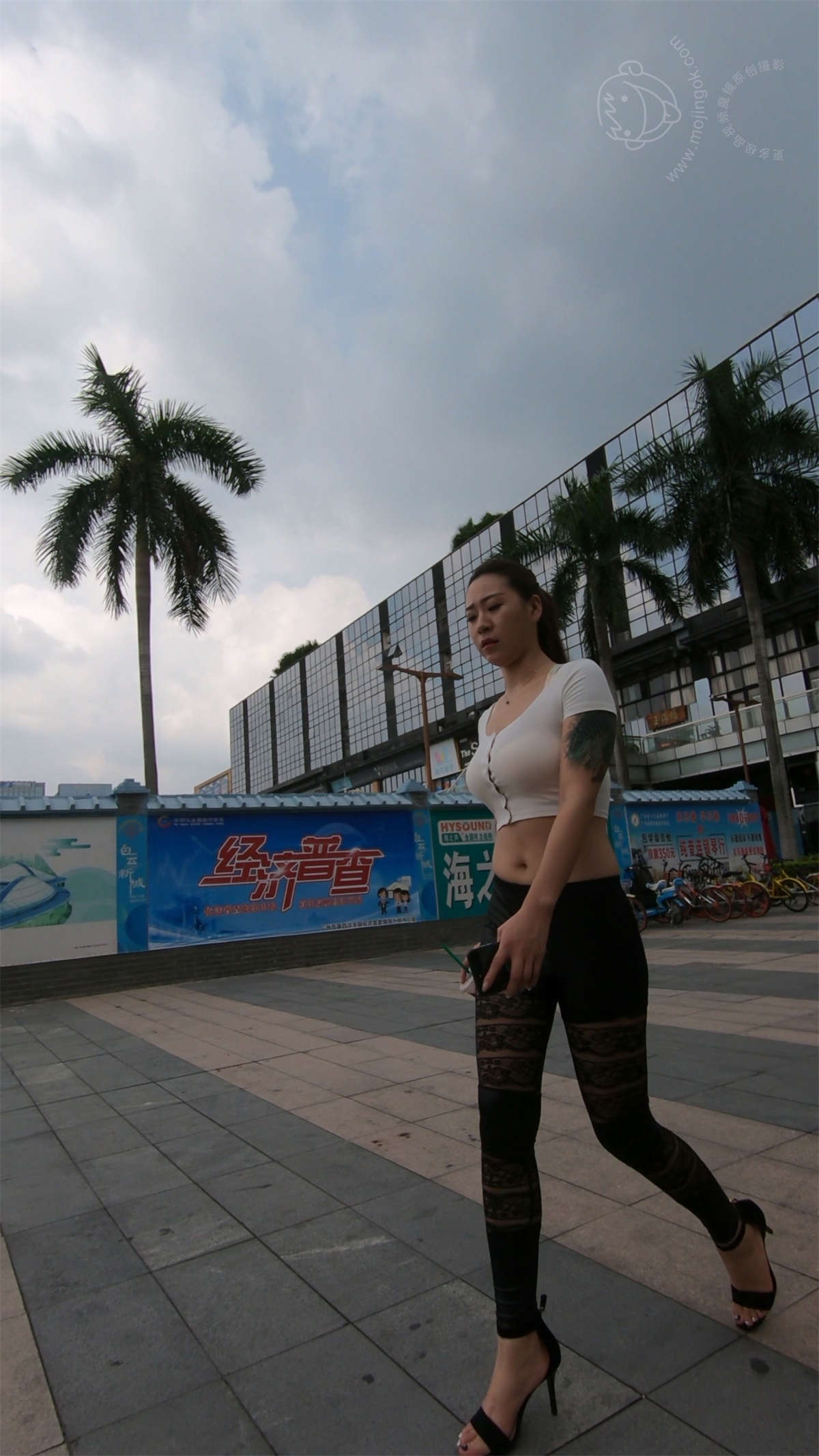 性感身材高跟鞋皮裤女-日更街拍