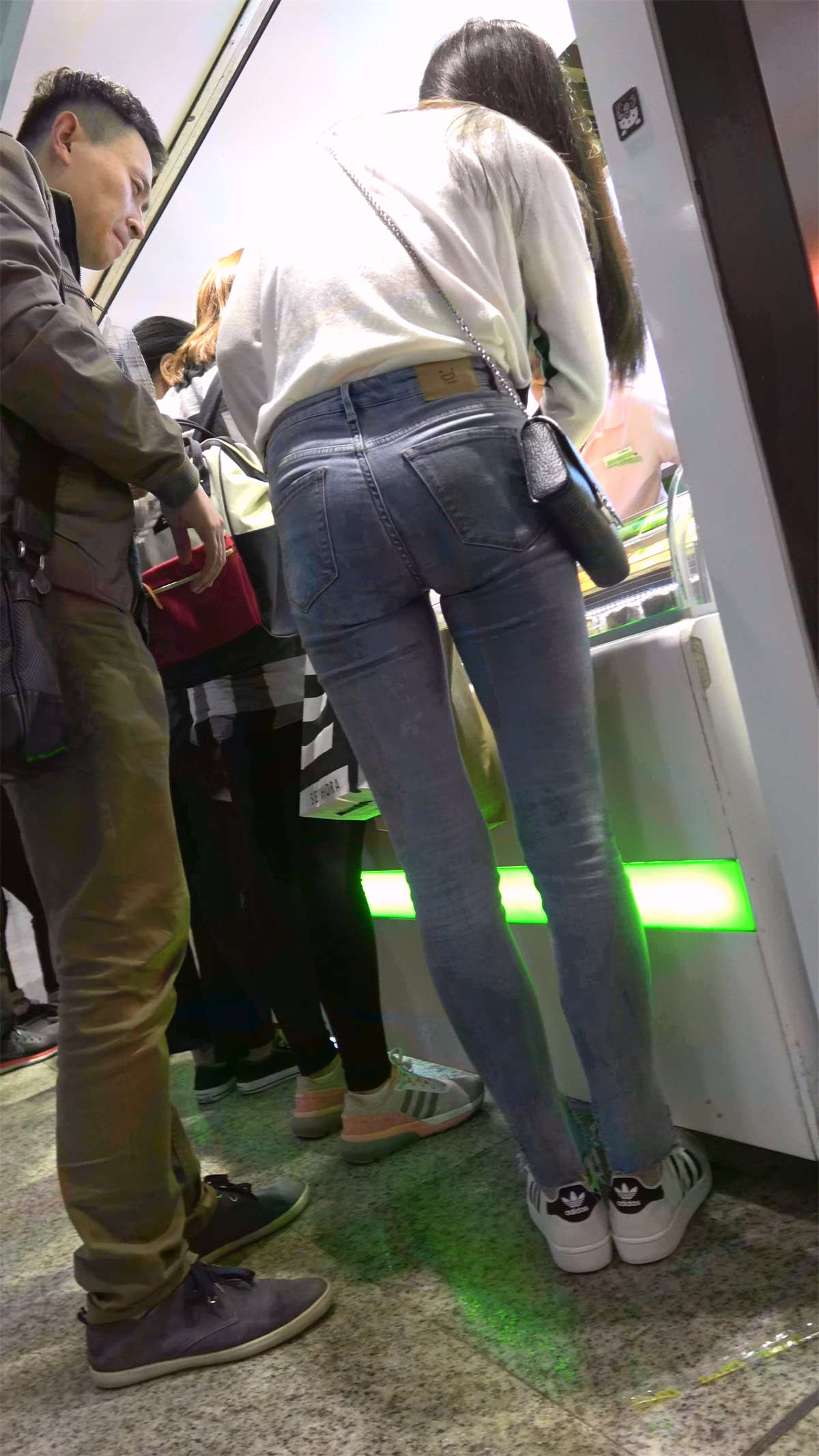 白色T恤蓝色牛仔紧身美女-日更街拍