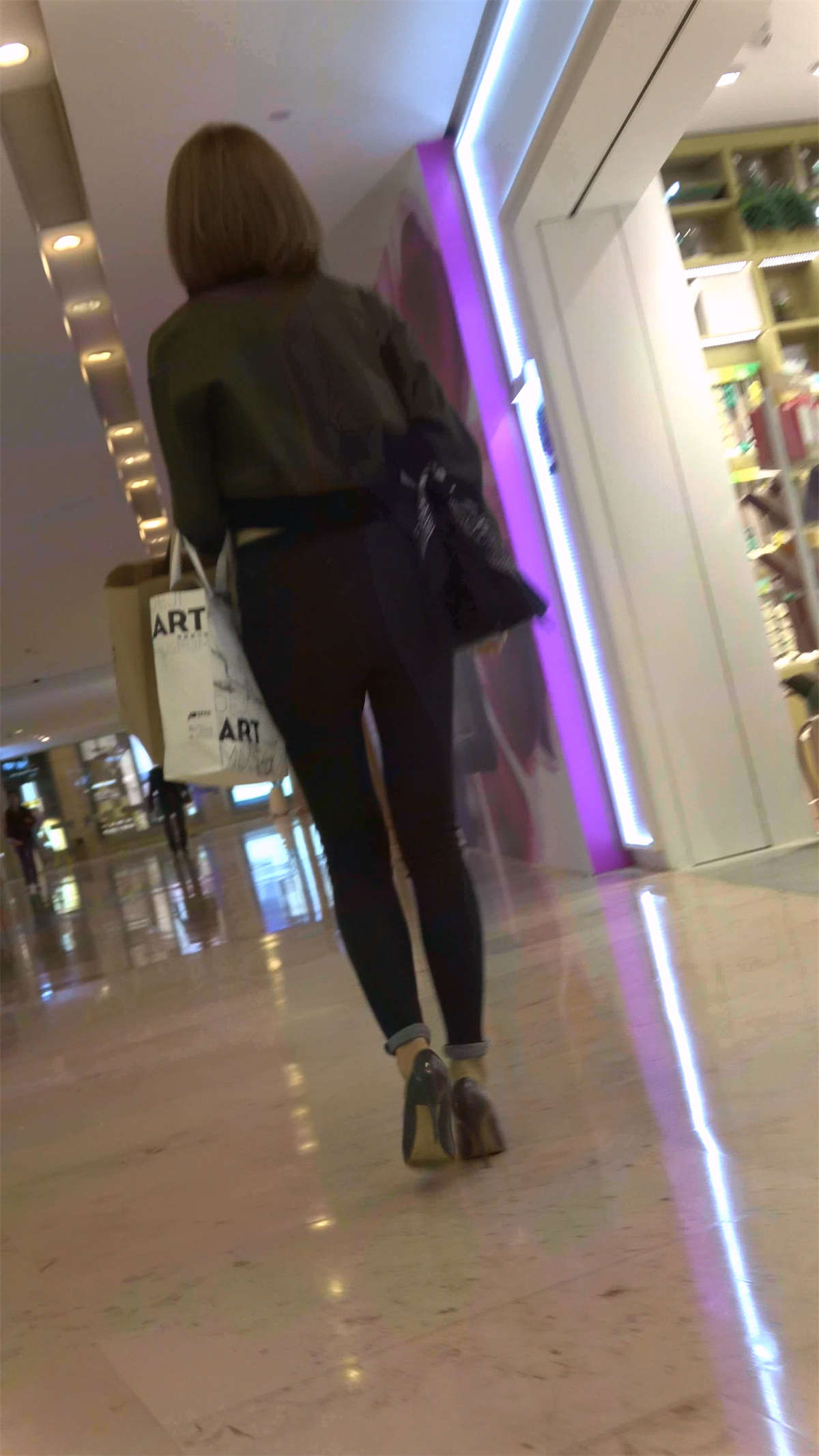 图片[2]-白色T恤蓝色牛仔紧身美女-日更街拍