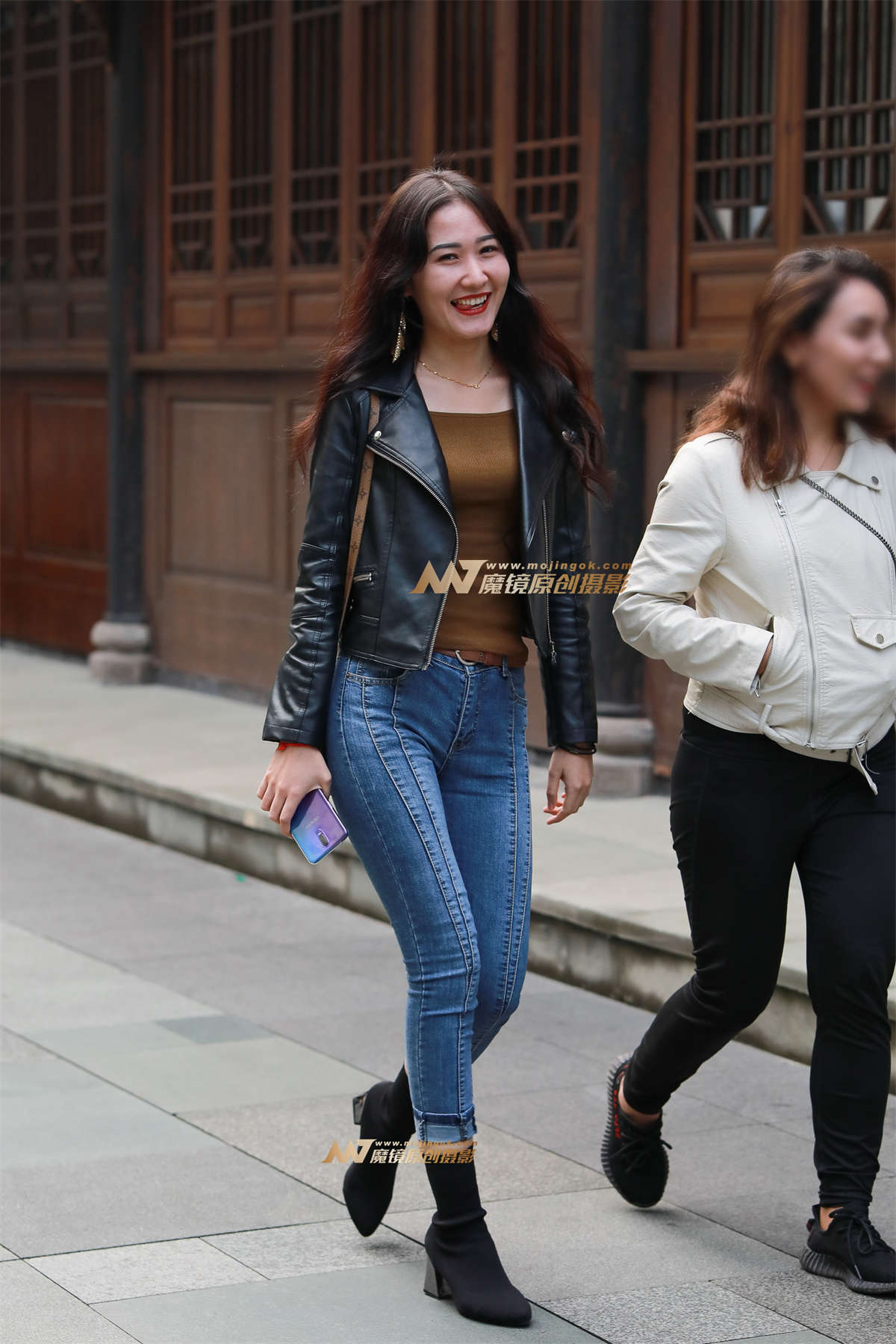 【凯恩赛帖】笑容灿烂的紧牛姐姐-日更街拍