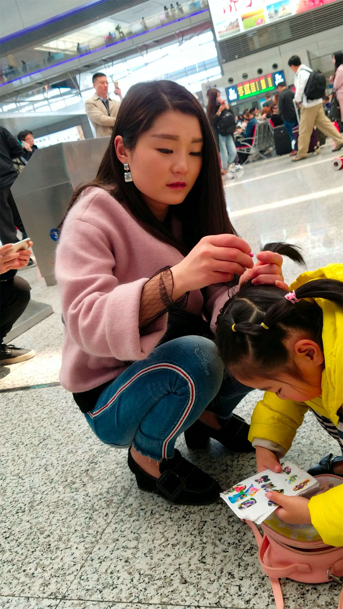 图片[2]-[4K高清视频]候车室漂亮的辣妈-日更街拍