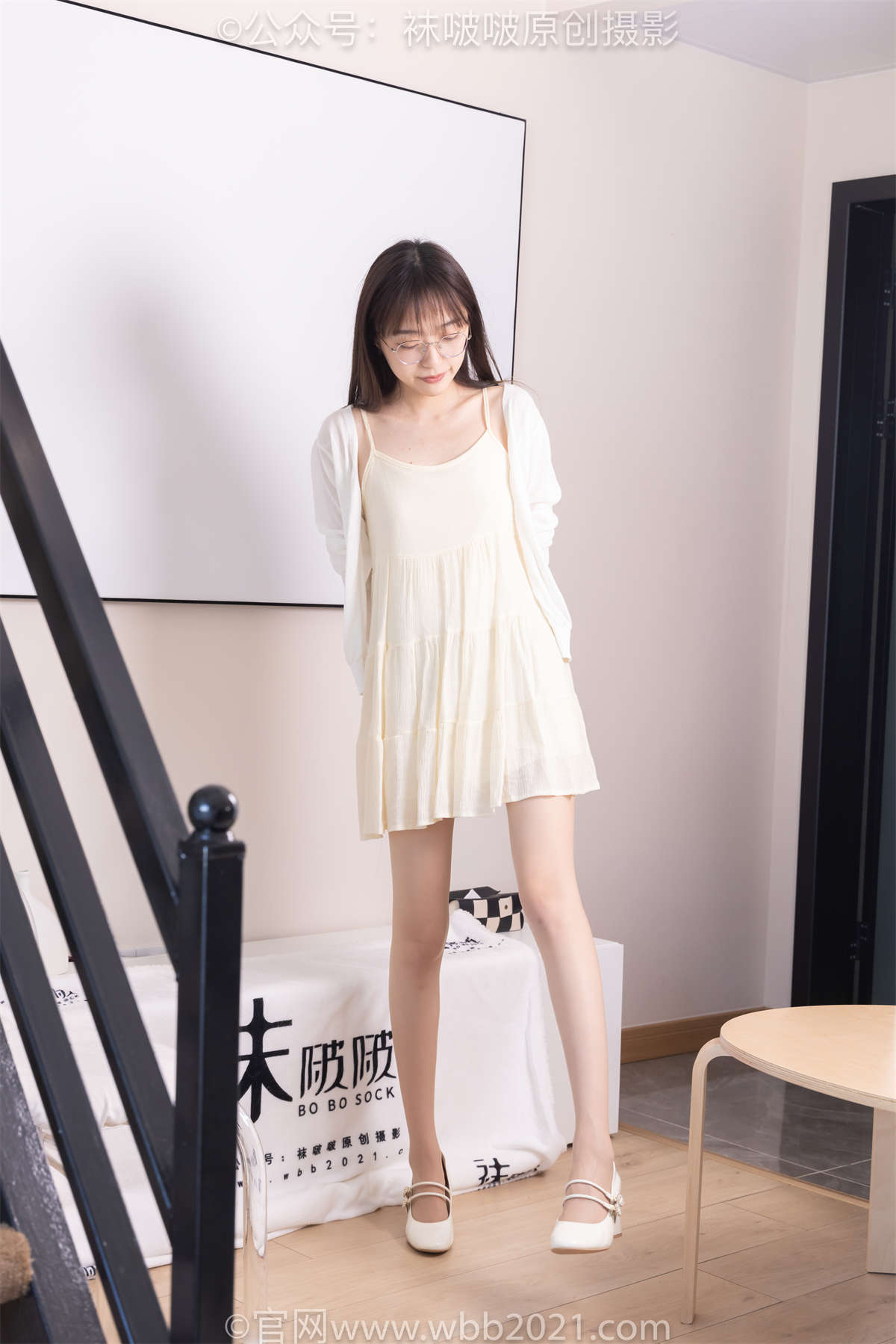 图片[2]-袜啵啵 No.391 稚予-两双高跟鞋、肉丝（脚尖微加固款）、油亮白丝（脚尖透明款）、裸足（白色美甲）花絮版-日更街拍