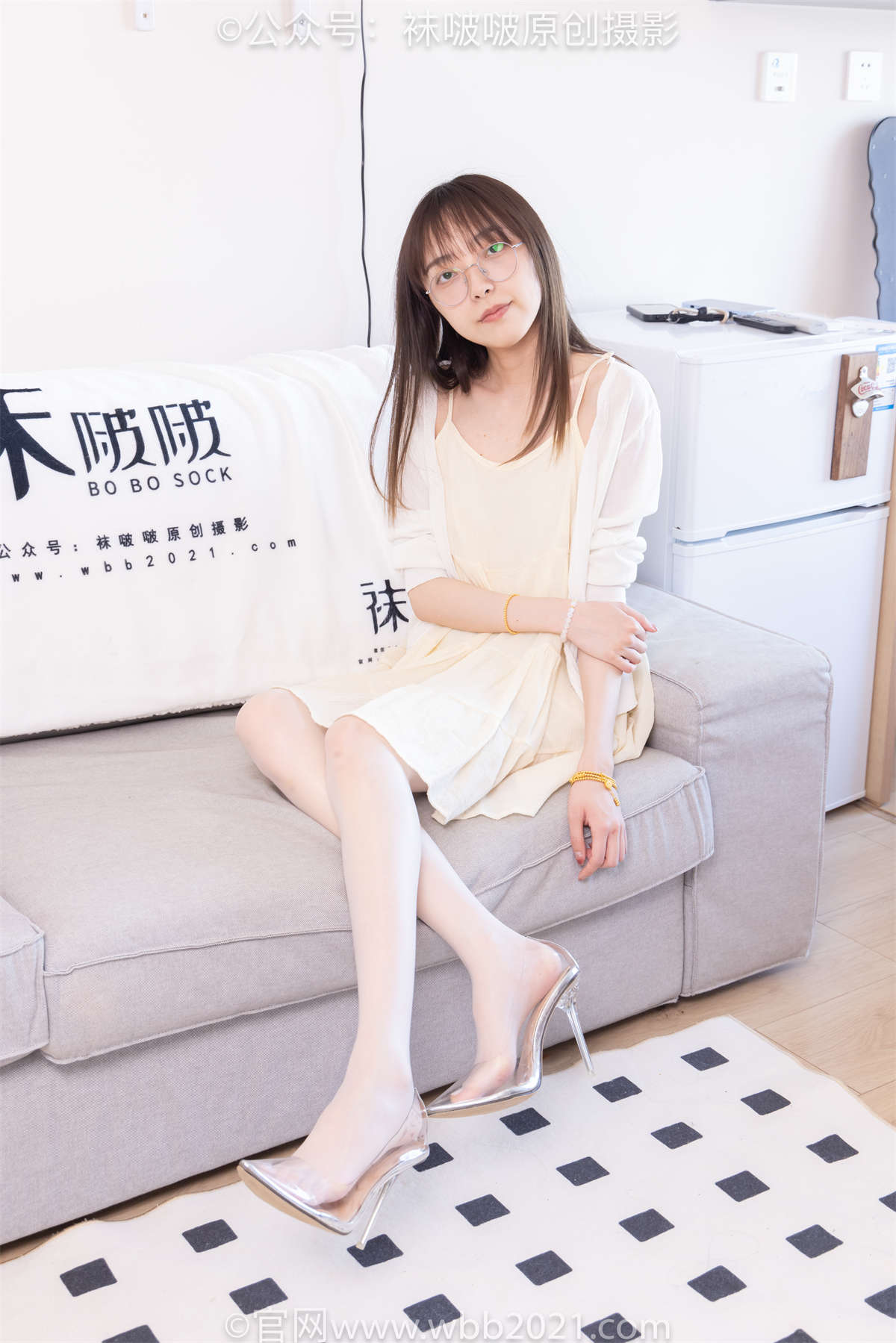 袜啵啵 No.391 稚予-两双高跟鞋、肉丝（脚尖微加固款）、油亮白丝（脚尖透明款）、裸足（白色美甲）花絮版-日更街拍