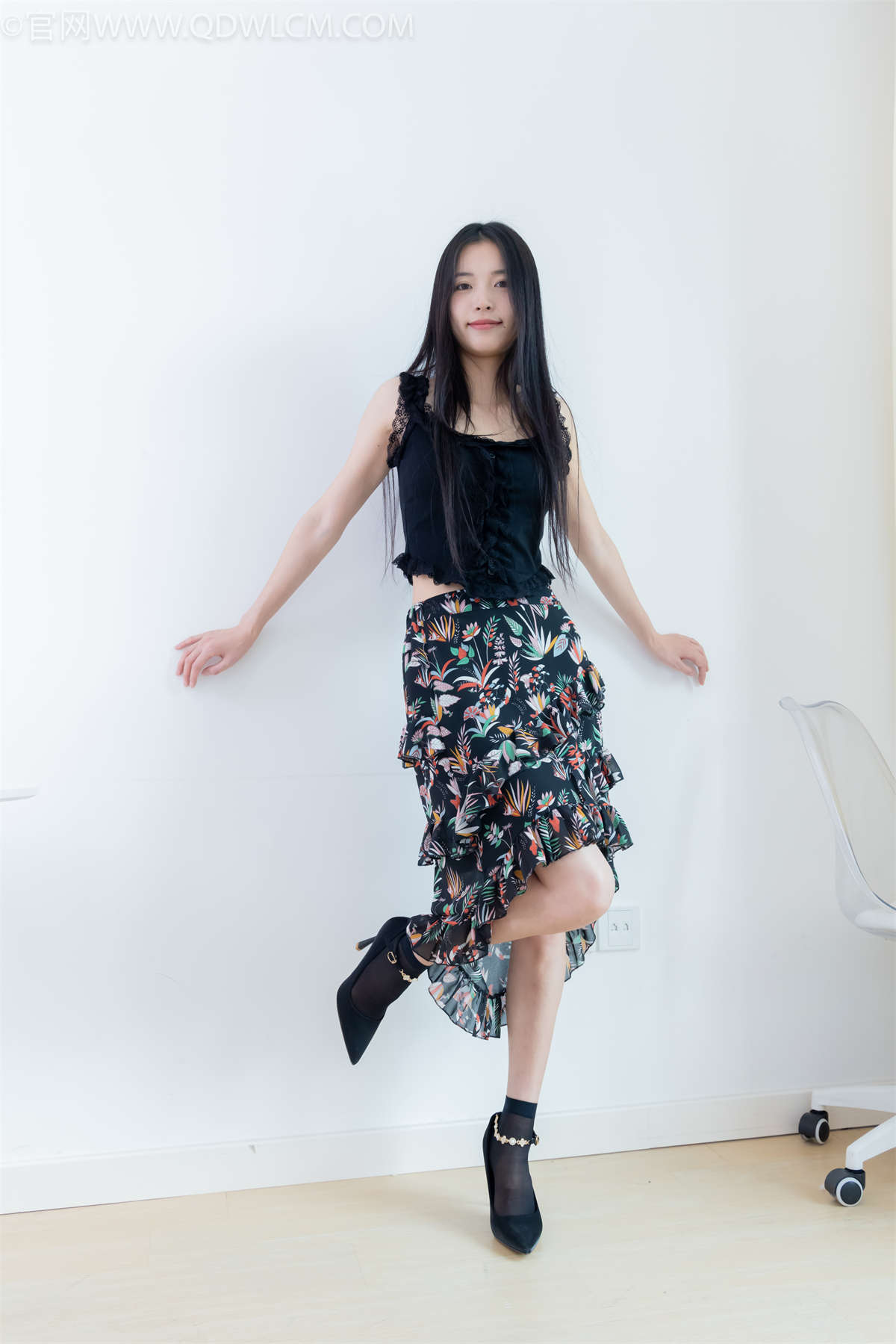 物恋传媒 NO.2332 茯苓-短靴、短黑丝（脚尖加固款）、裸足-日更街拍