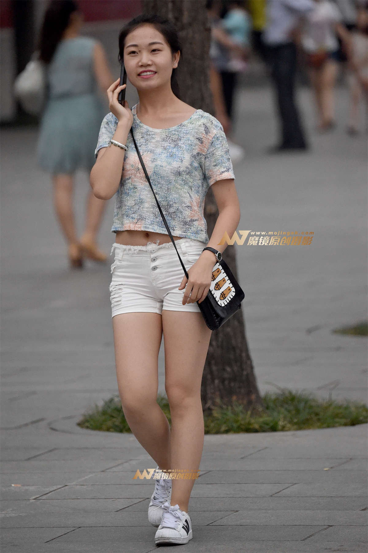 2017-10-18白色短裤的丰满美臀-日更街拍