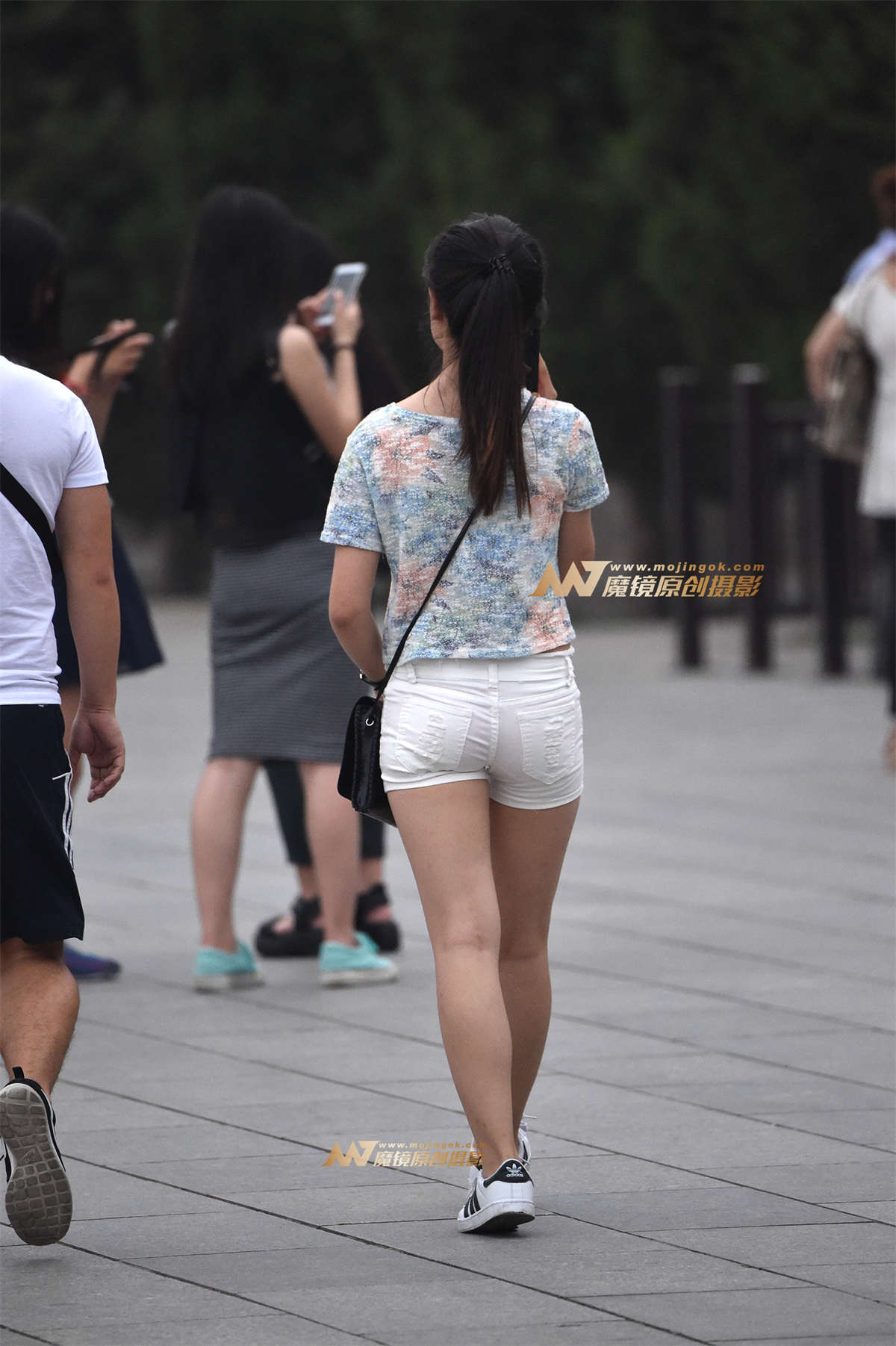 图片[2]-2017-10-18白色短裤的丰满美臀-日更街拍