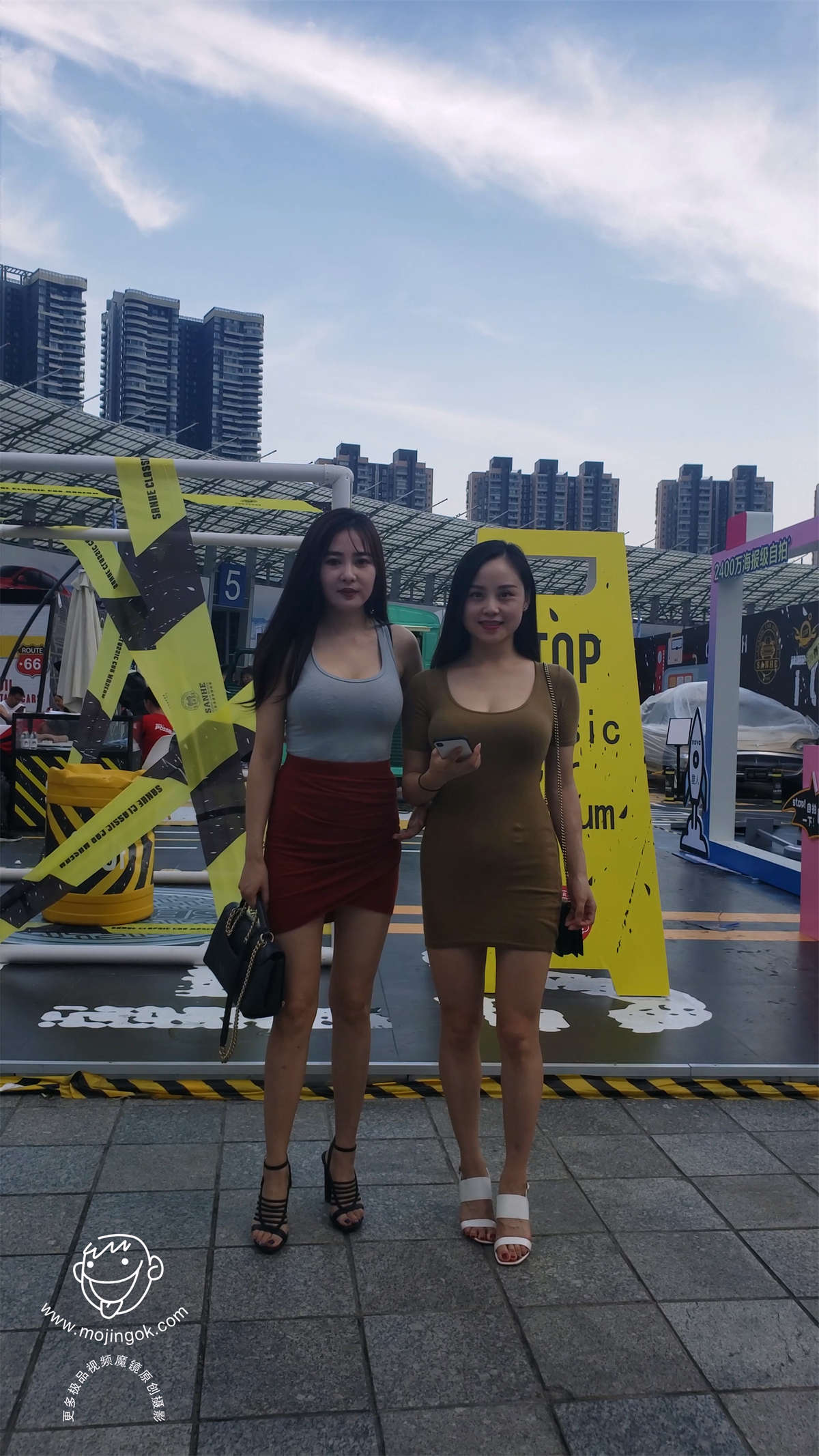 傲人双峰紧身短裙模特姐妹-日更街拍