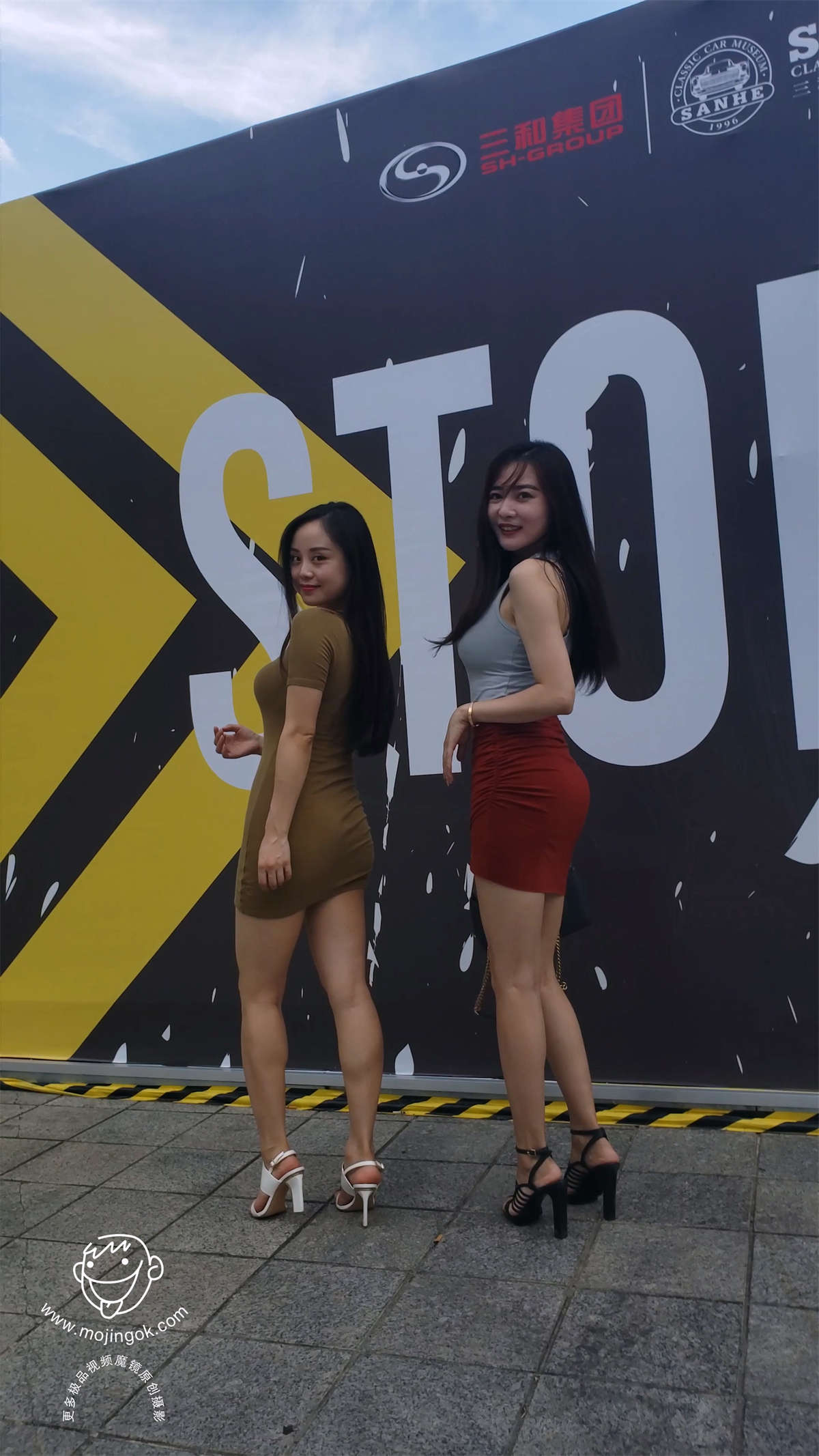 图片[2]-傲人双峰紧身短裙模特姐妹-日更街拍