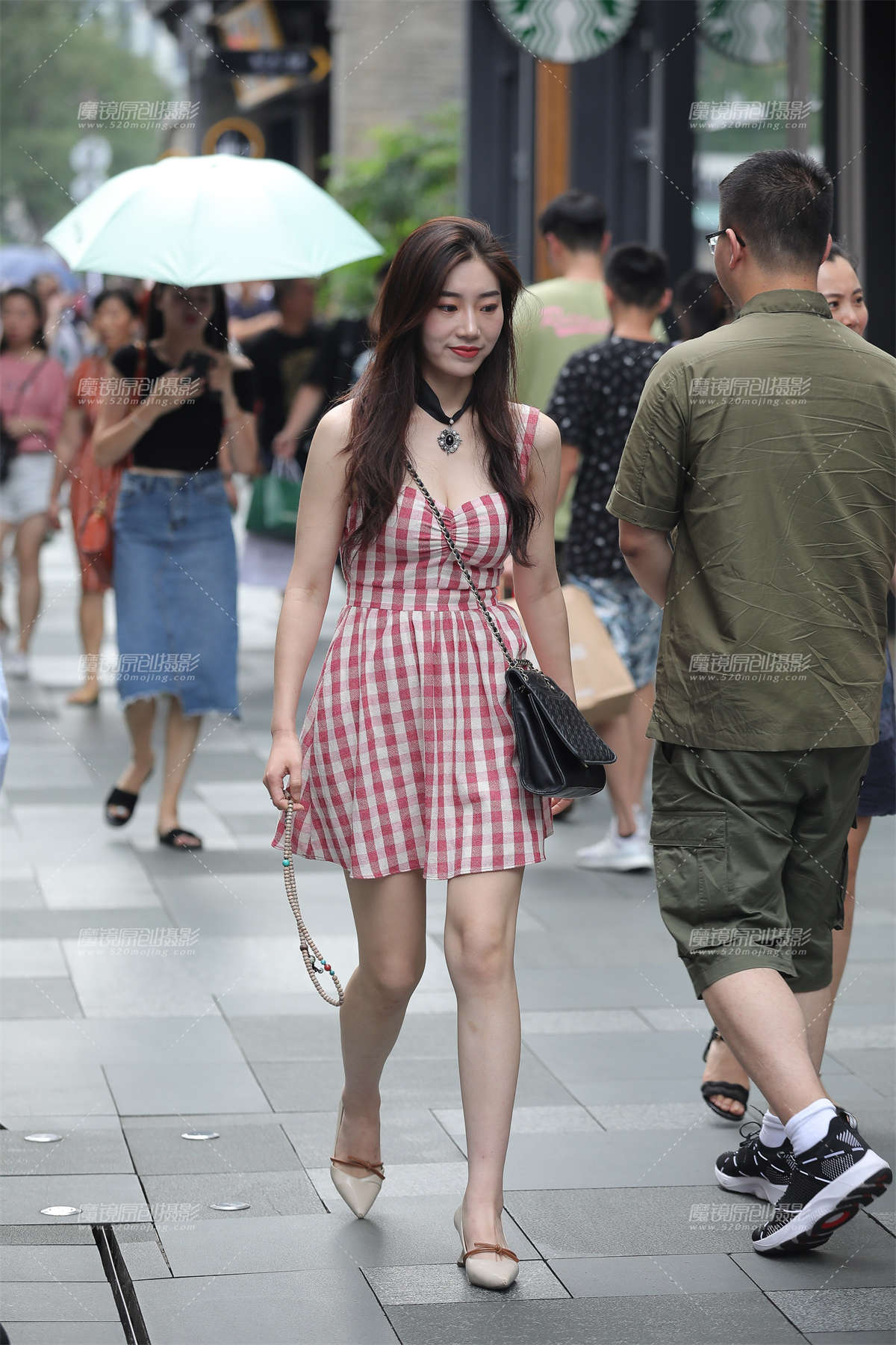 粉裙酥胸-日更街拍