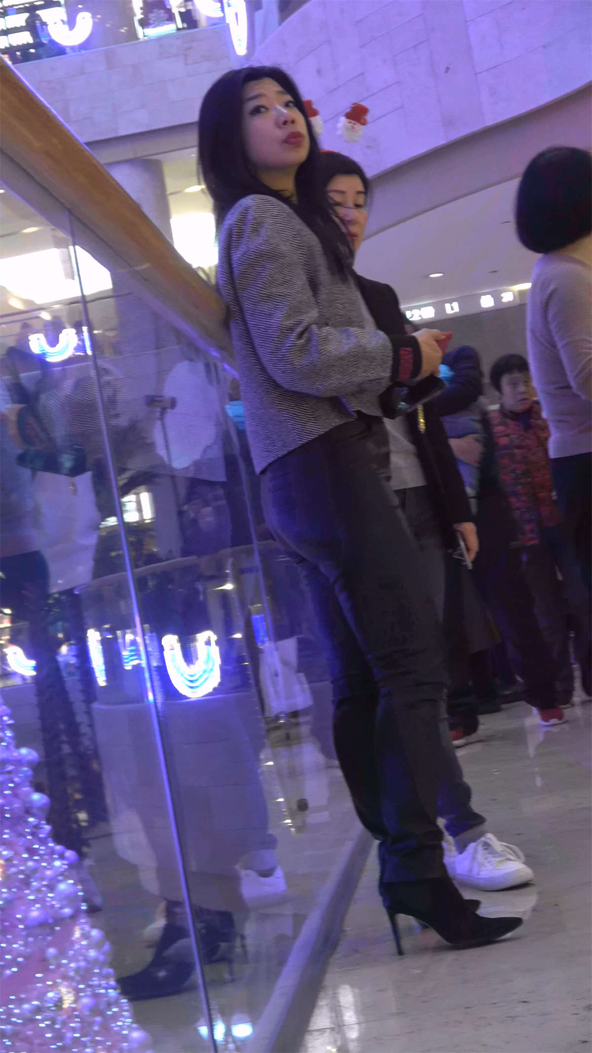 图片[2]-黑色紧身皮裤美眉-日更街拍